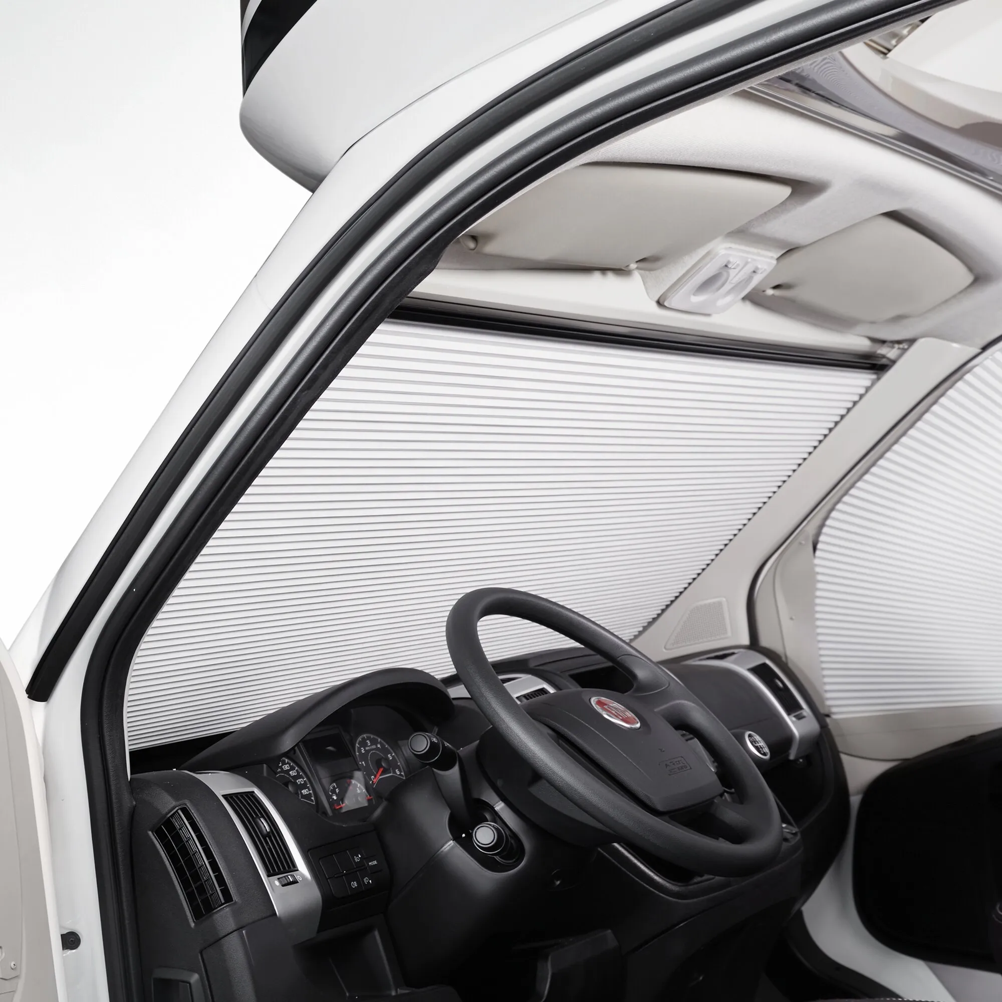 Plissiertes Verdunkelungssystem an Front- und Seitenscheiben im Innenraum eines Fiat Ducato X250/X290-Cockpits