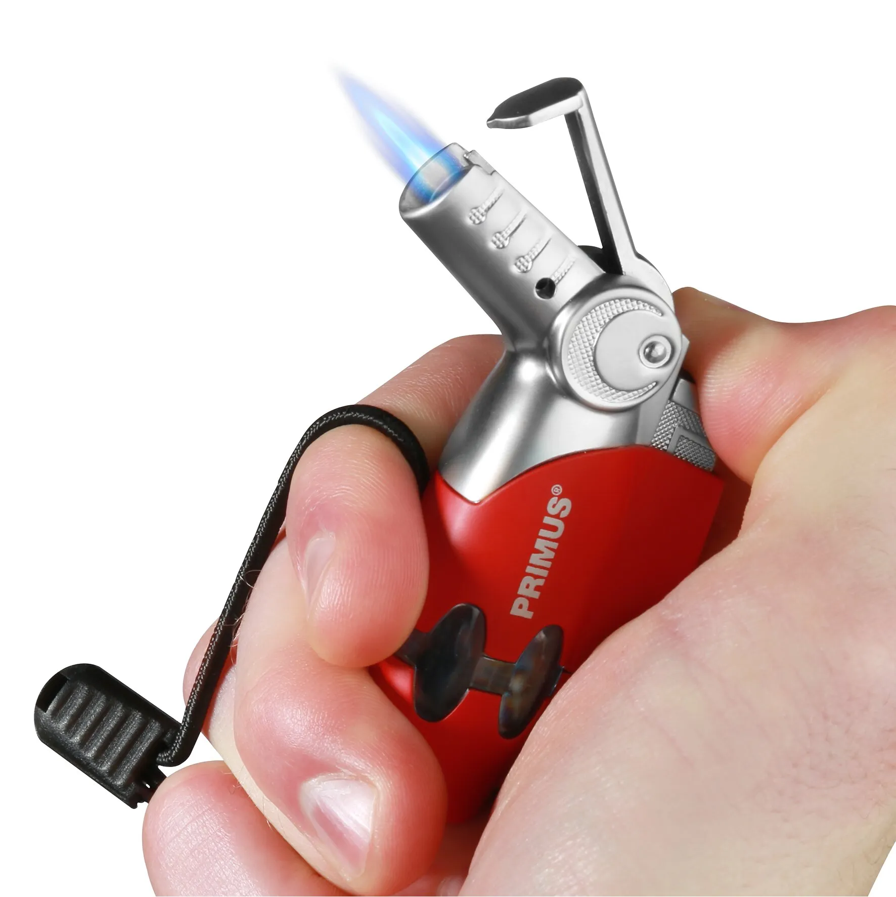 Rotes PRIMUS Power-Lighter-Sturmfeuerzeug mit silbernem Brenner, blauer Flamme und geöffnetem Deckel in einer Hand