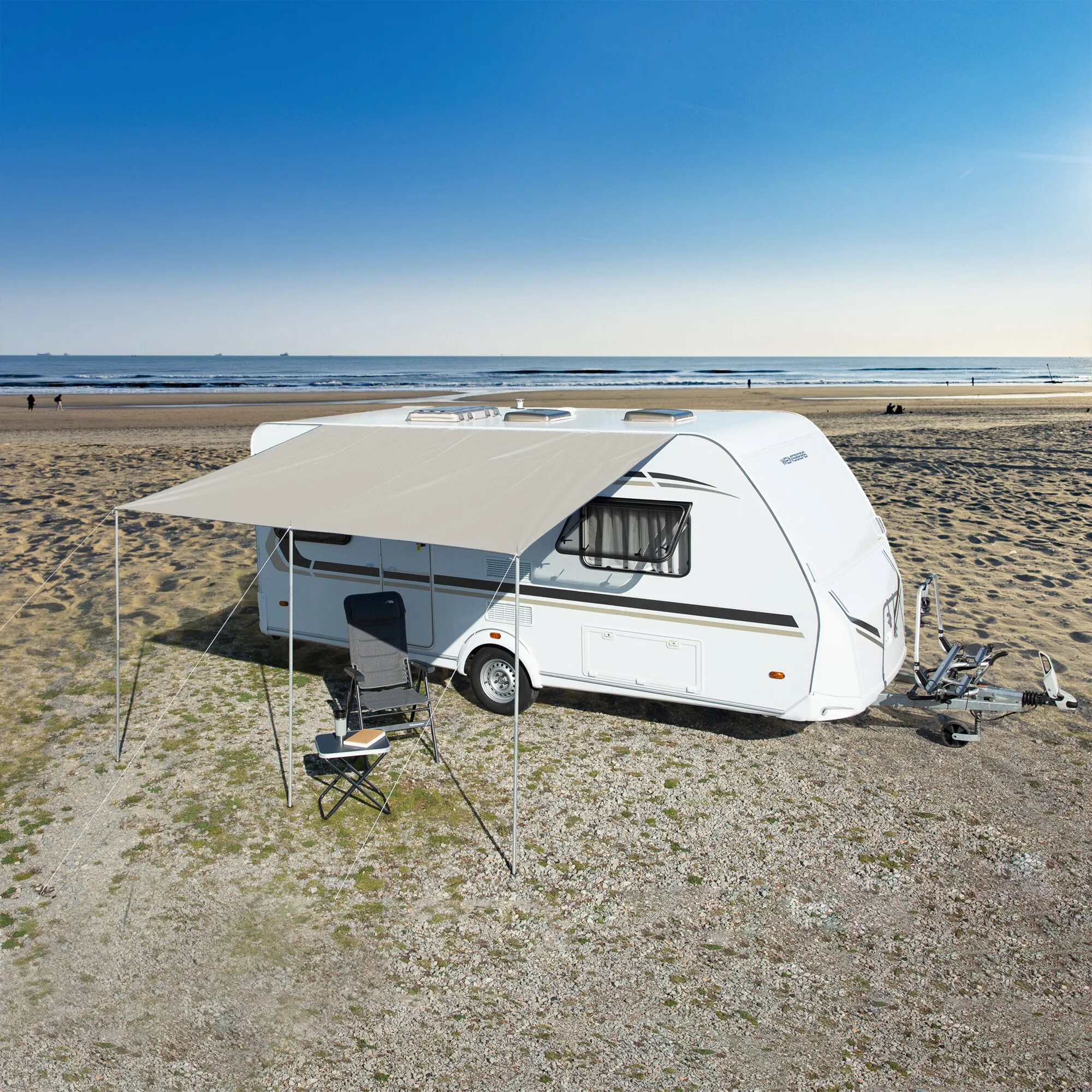 Sonnendach Playa in Grau, 200 cm, an einem weißen Wohnwagen am Strand aufgespannt