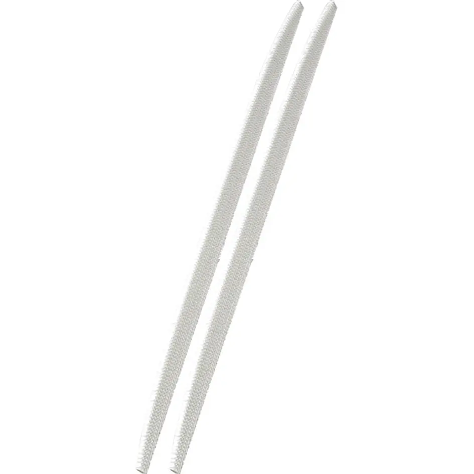 Zwei lange, weiße Luftfilterelemente mit geflochtener Oberfläche liegen schräg nebeneinander, schlanke Filterröhren aus texturiertem Material