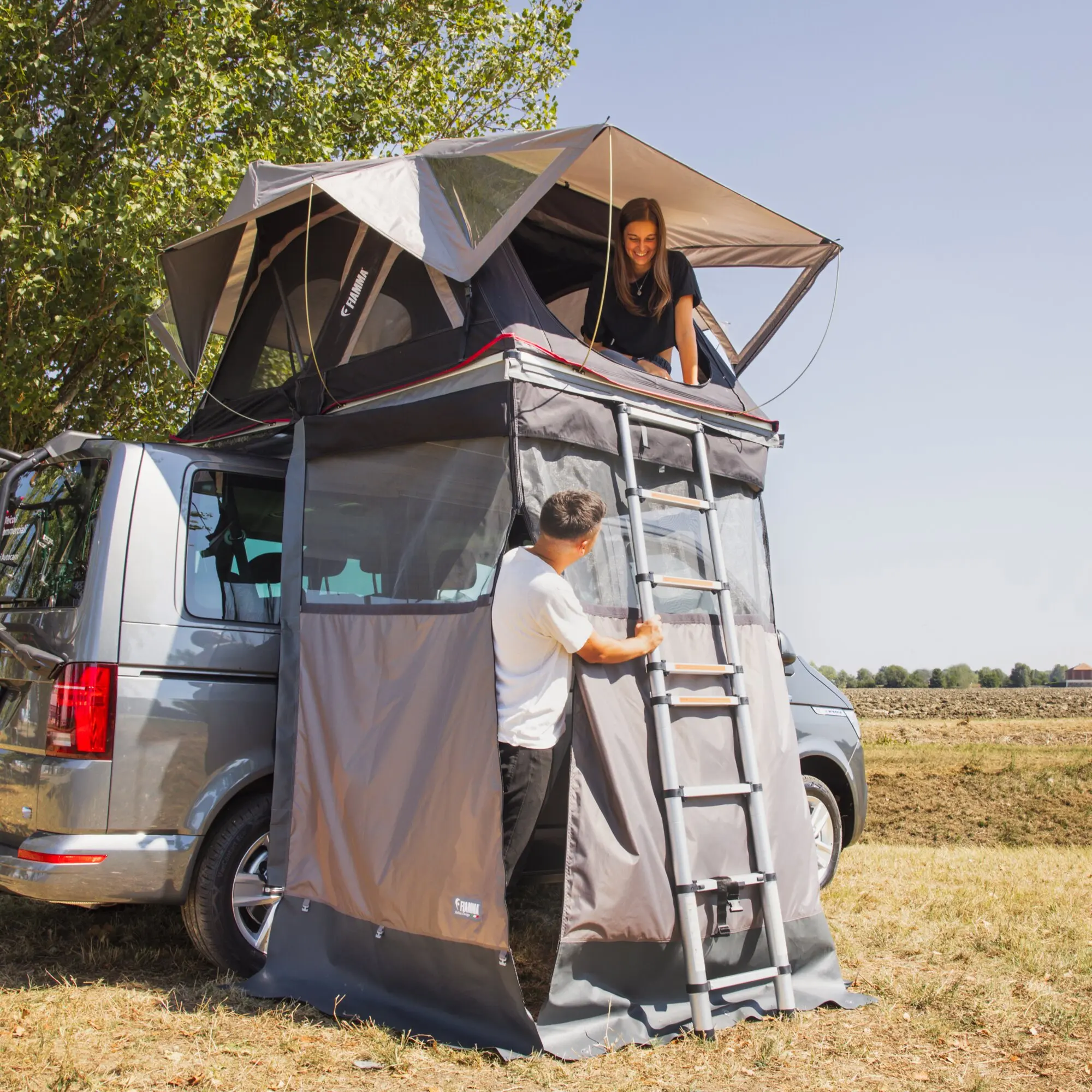 Umkleideraum Privacy Moonlight Tent, 180 cm, auf dem Dach eines Fahrzeugs aufgebaut; Fenster und Leiter sichtbar; Person schaut heraus