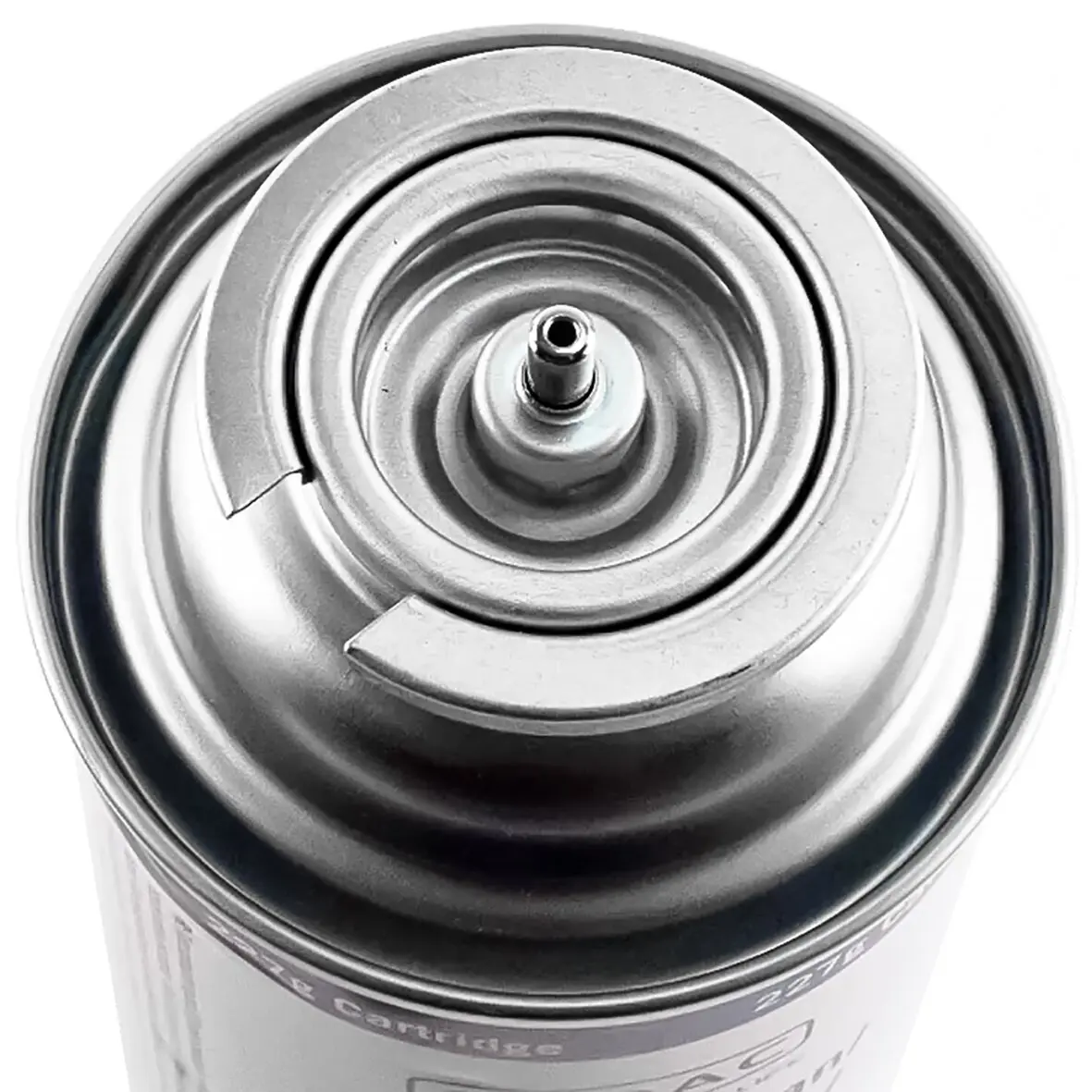Nahaufnahme einer silbernen Metall-Gaskartusche von oben, mit zentralem Ventil, rundem Gehäuse und glänzender Oberfläche