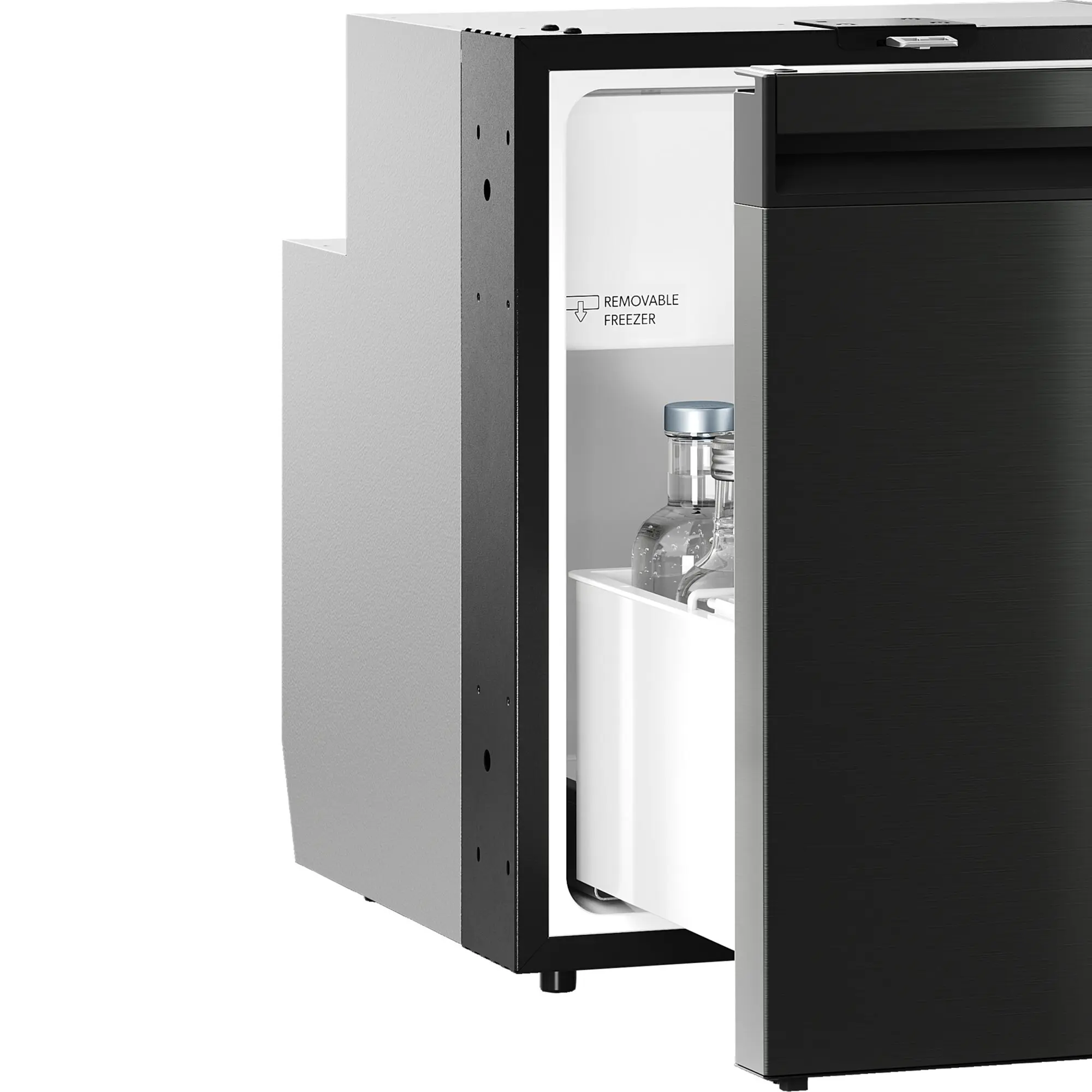 Ausziehkühlschrank mit schwarzer Front, geöffneter Innenraum sichtbar, Removable Freezer-Aufschrift an der Innenseite und Glasflaschen im Fach