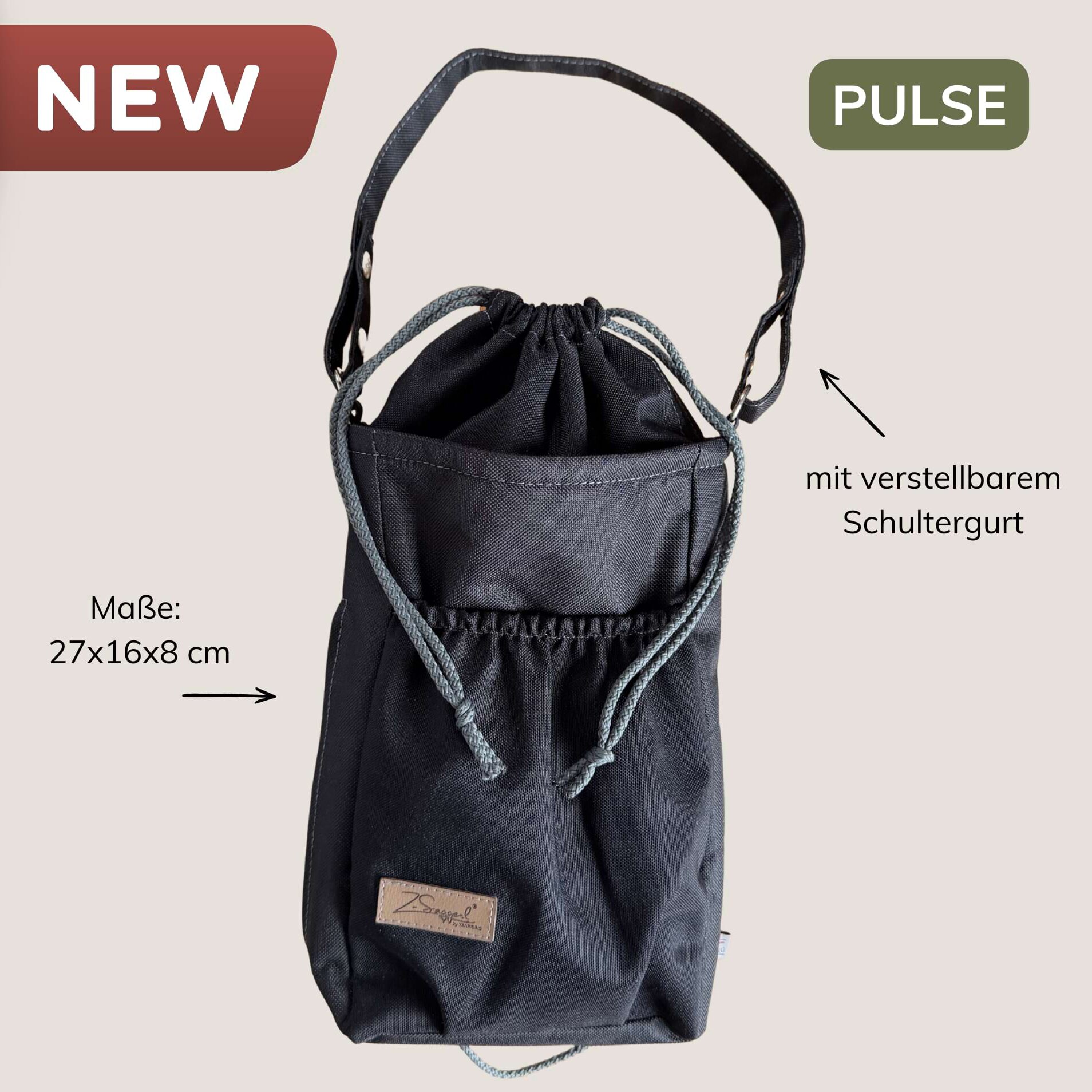 Schwarzer Stoffbeutel mit Kordelzug und verstellbarem Schultergurt vor hellem Hintergrund; Lederetikett vorne sichtbar NEW und PULSE