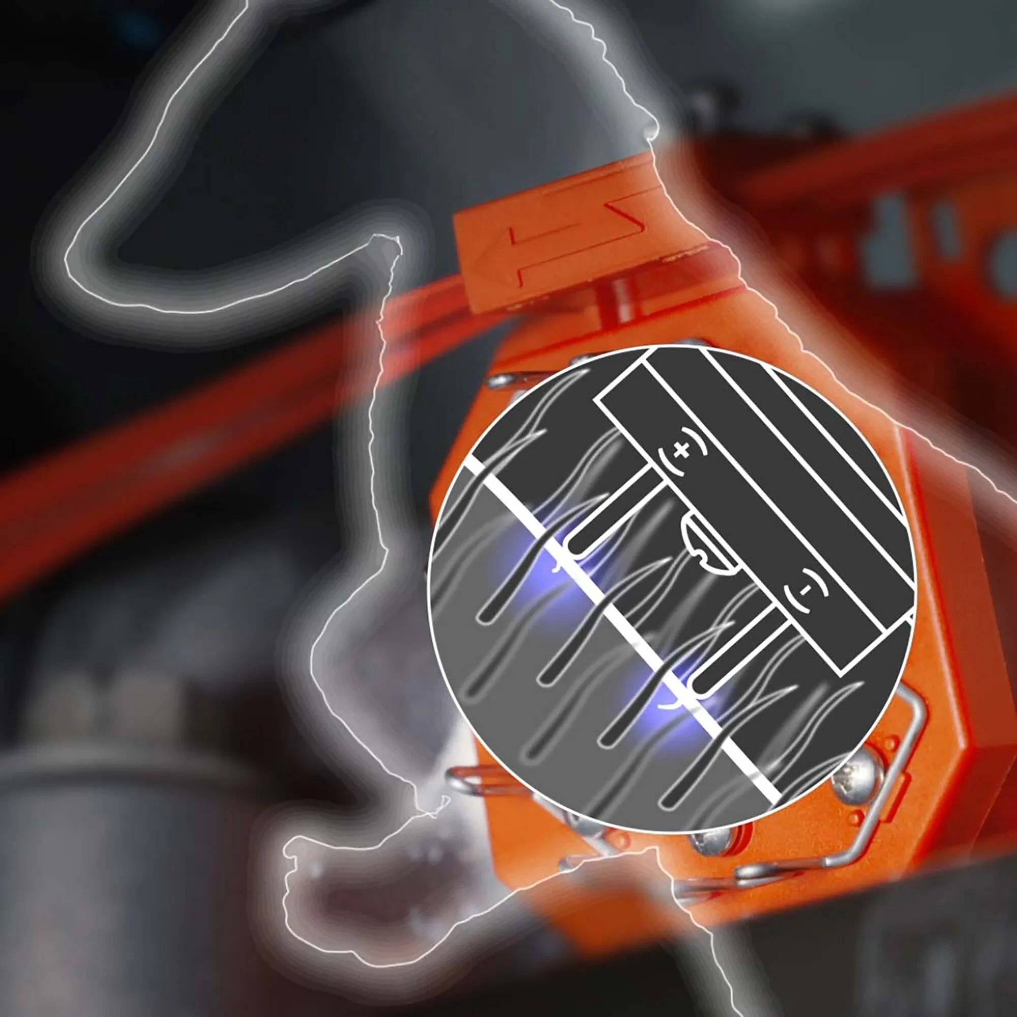 Detailaufnahme des orangefarbenen Marderabwehrgeräts M9900 mit schwarzen Kontaktplatten und grafisch dargestellten Stromimpulsen