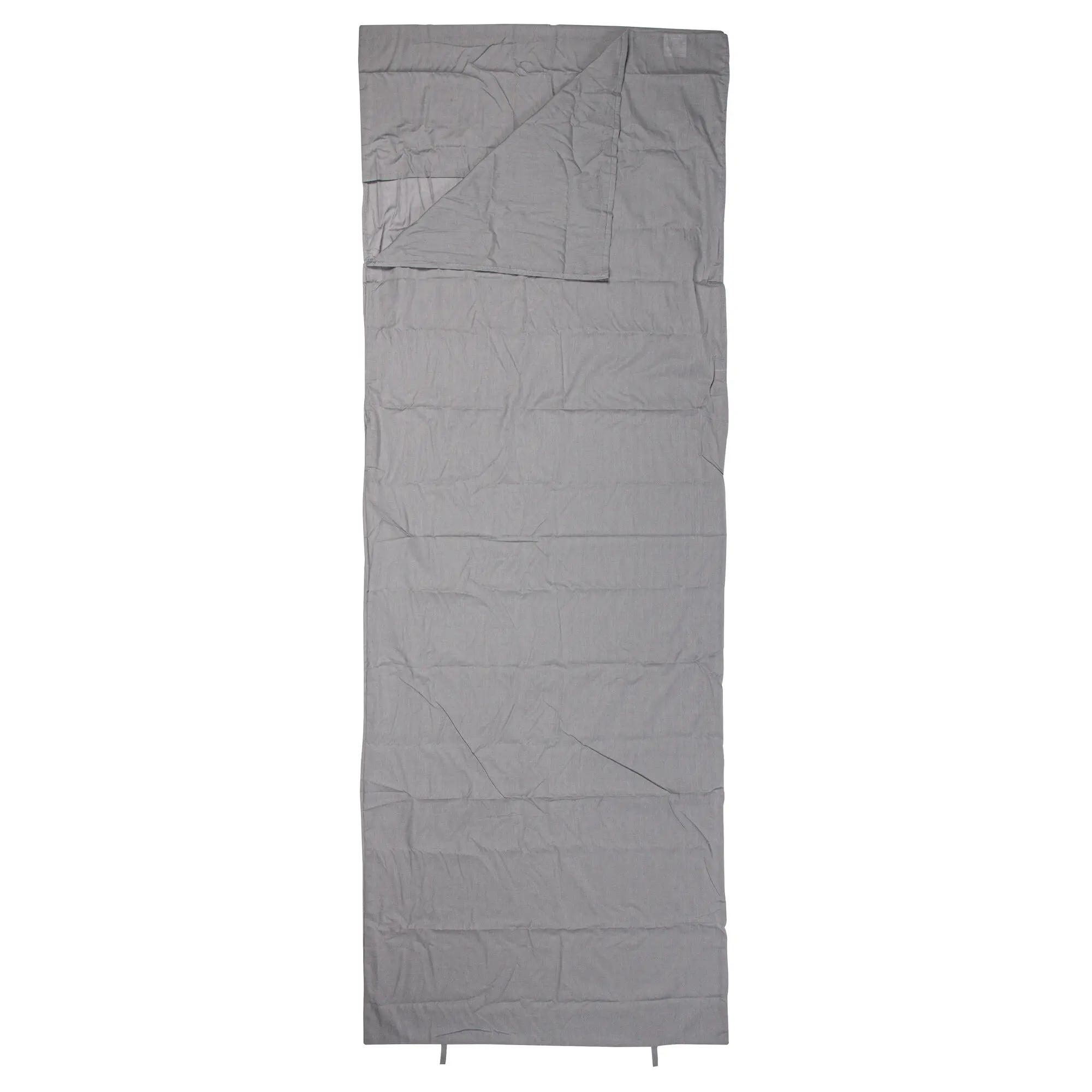 Grauer Hüttenschlafsack Avola liegt flach aus, rechteckiges gequiltetes Design mit sichtbaren Nähten und zwei Schlaufen am unteren Rand