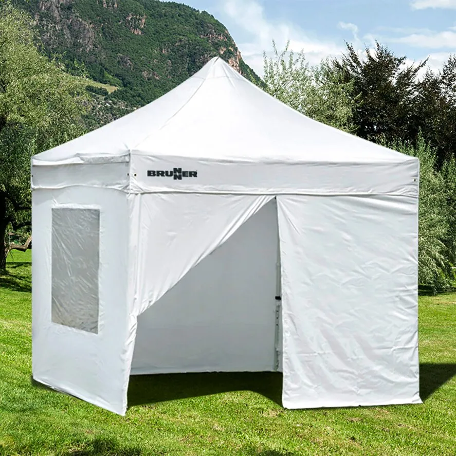 Weißes Seitenwandset Zebò Classic von Brunner mit Spitzdach, Fenster und offenem Eingang auf einer Wiese