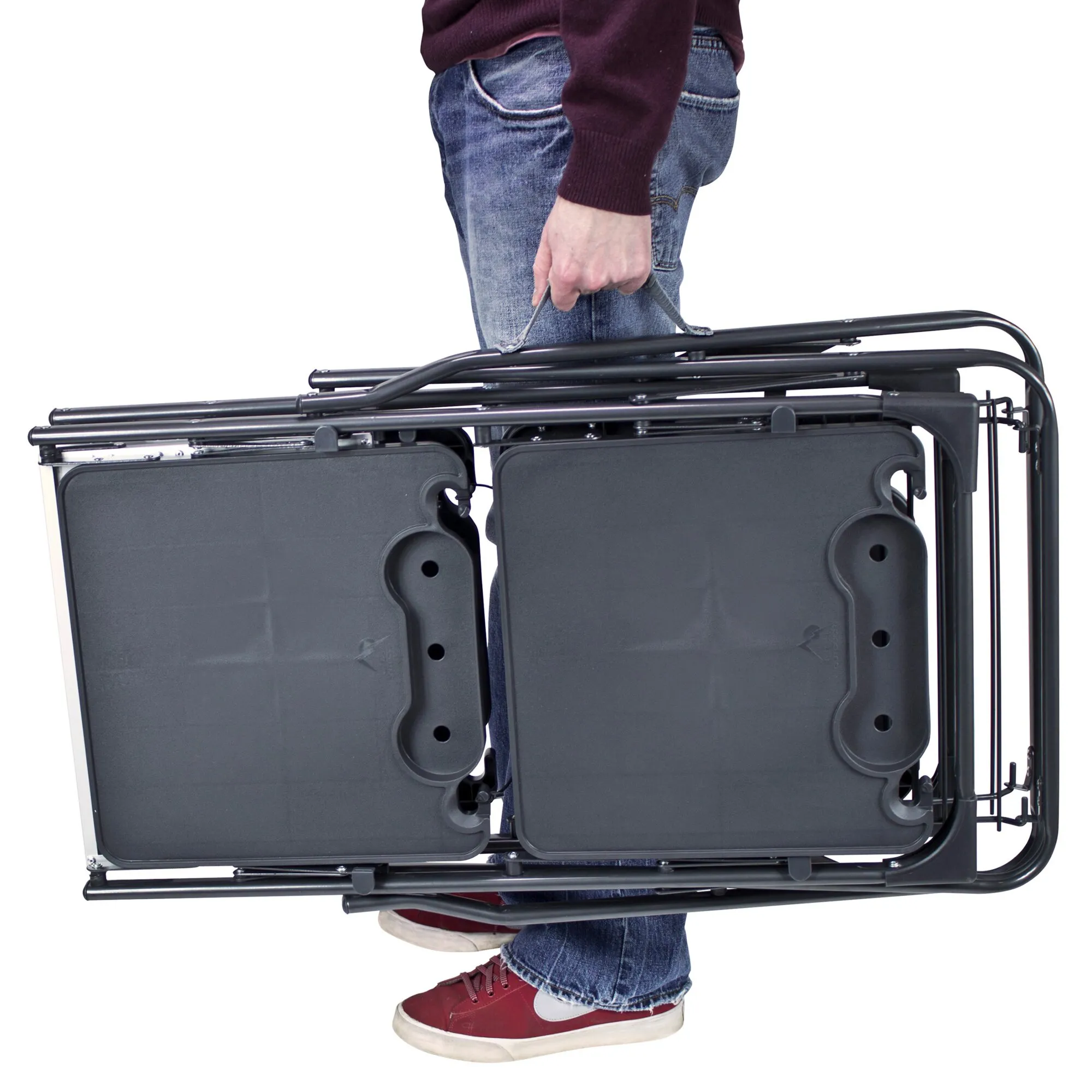 Zusammengeklappte schwarze Campingküche Slim-Fold Cook Station™, von einer Person am Tragegriff getragen