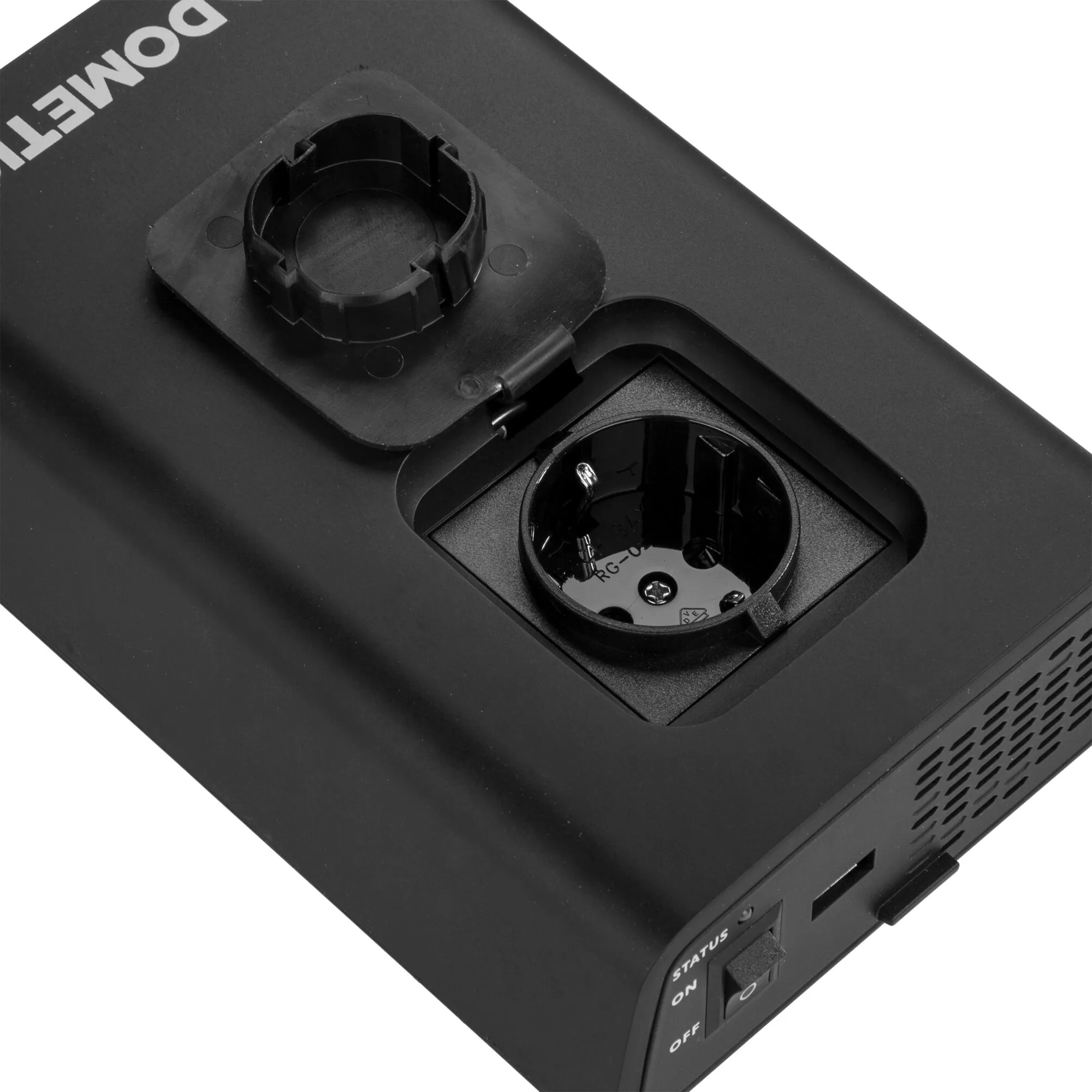 Schwarzer Sinus-Wechselrichter SinePower DSP 24 V, 150 W mit geöffneter Schutzabdeckung der Steckdose und Ein-Aus-Schalter