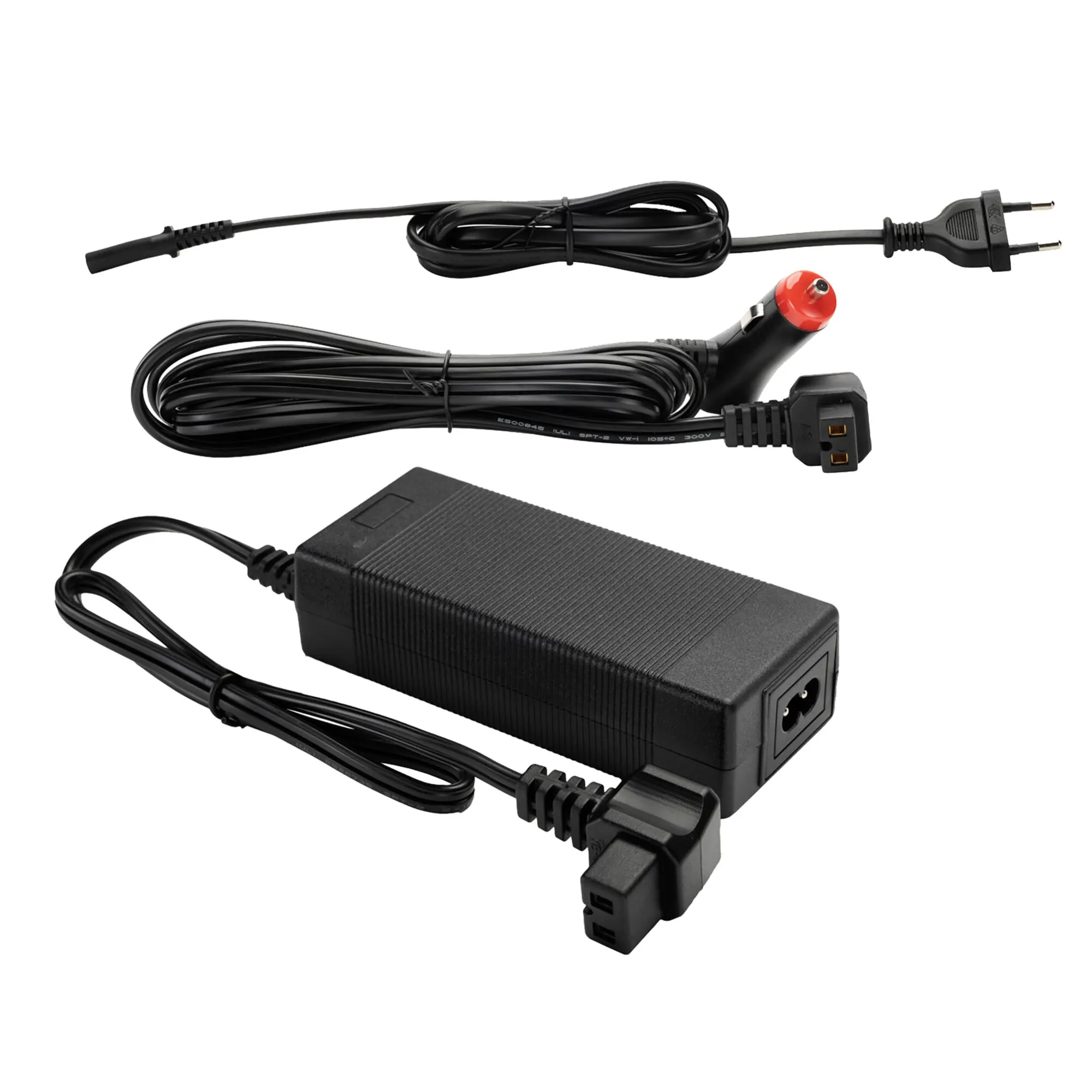 Zubehör der Kühlbox Polarys Freeze SZ mit schwarzem Netzteil sowie 12-/24-Volt-Autokabel und 230-Volt-Netzkabel