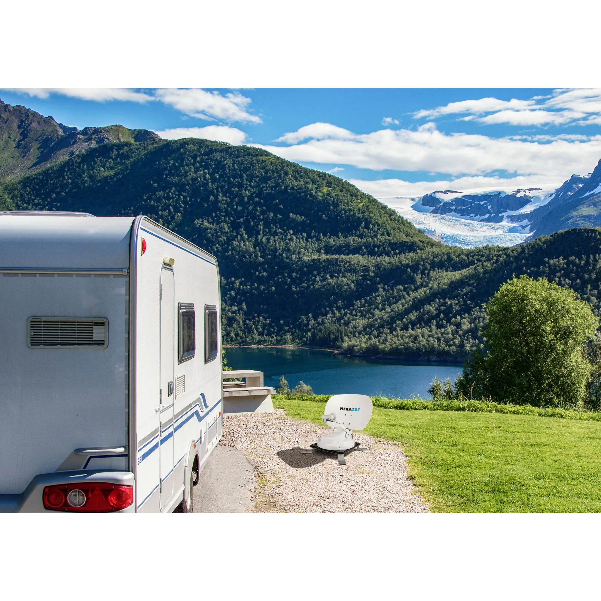 Weißer Wohnwagen mit montierter MEGASAT-Satellitenanlage vor Berglandschaft mit See und Gletscher