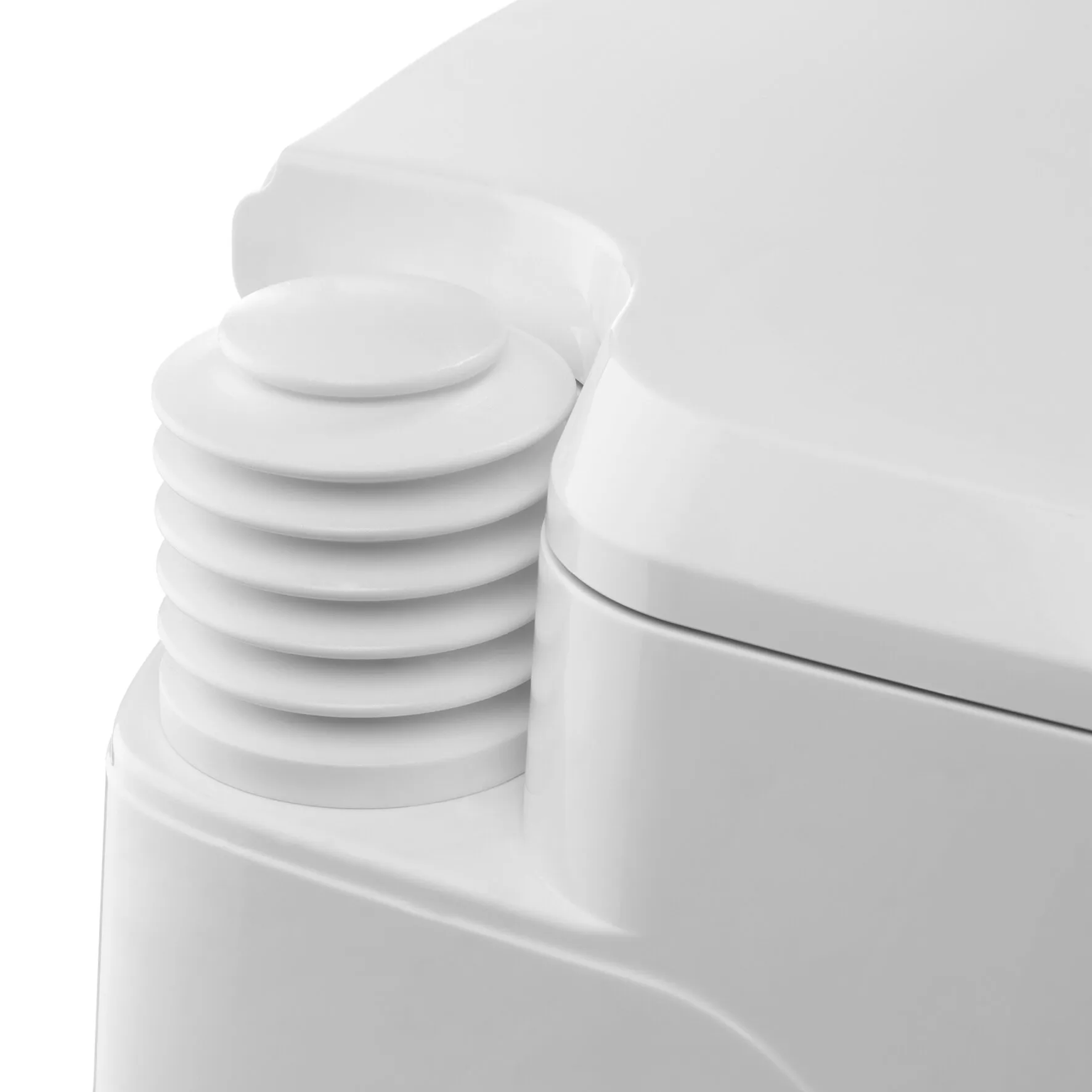 Detailaufnahme der weißen Campingtoilette Porta Potti Serie 100 mit geschlossenem Deckel und sichtbarer Pumpenbalgspülung