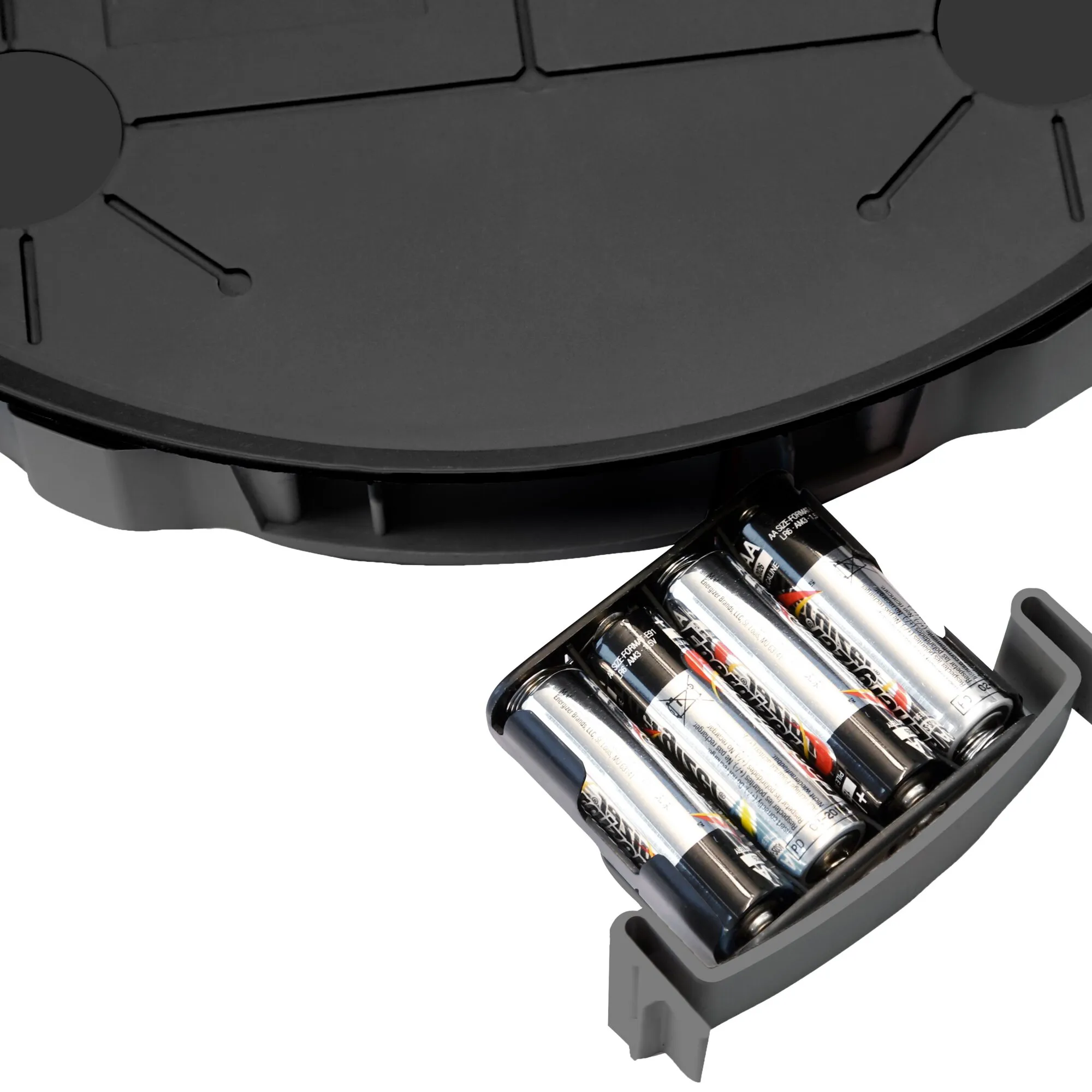 Schwarze Gasflaschenfüllstandsanzeige W8 Smart als Detailansicht mit geöffnetem Batteriefach und eingelegten AA-Batterien