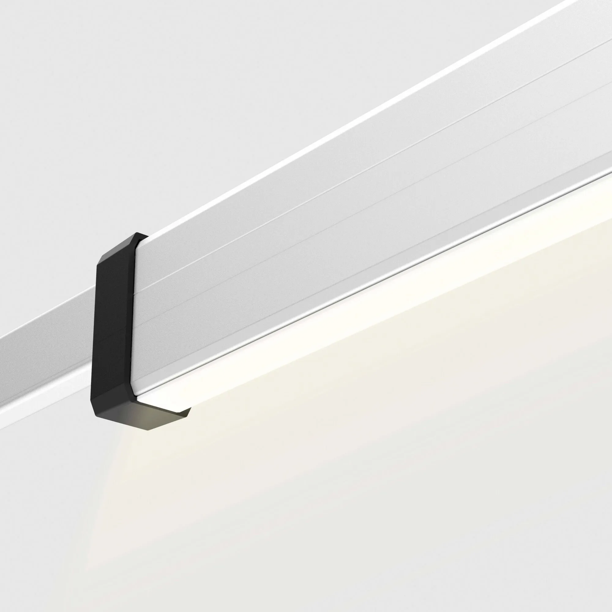 Silberne Spannstange Rafter LED für CaravanStore ZIP mit schwarzer Halterung und leuchtender LED-Lichtleiste im Detail