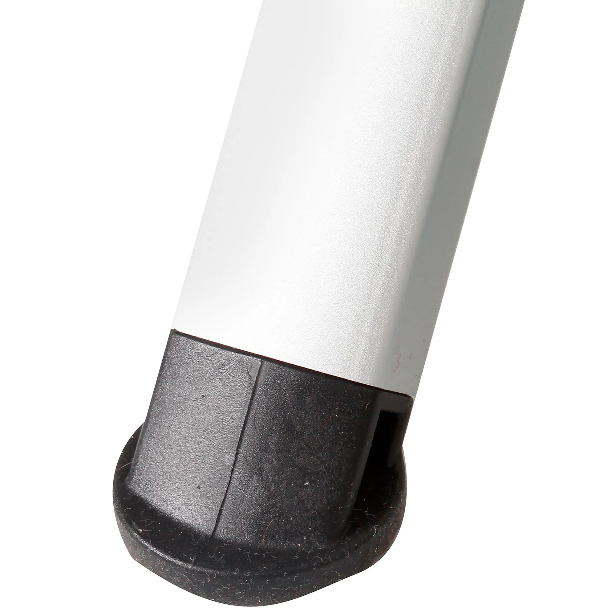 Detailaufnahme des schwarzen Kunststoff-Lenkrollers am silberfarbenen Gestell des Rolltischs Accelerate Compack 4