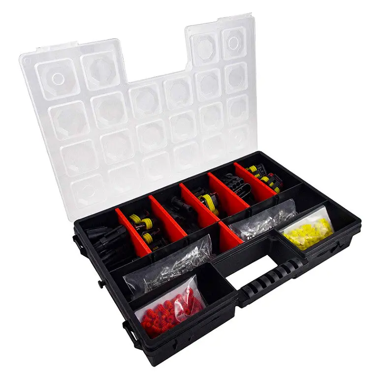 Schwarze Kunststoff-Sortierbox mit rotem Innenfach und transparentem Deckel, mehrere Fächer mit Beuteln Kleinteile in Gelb und Rot