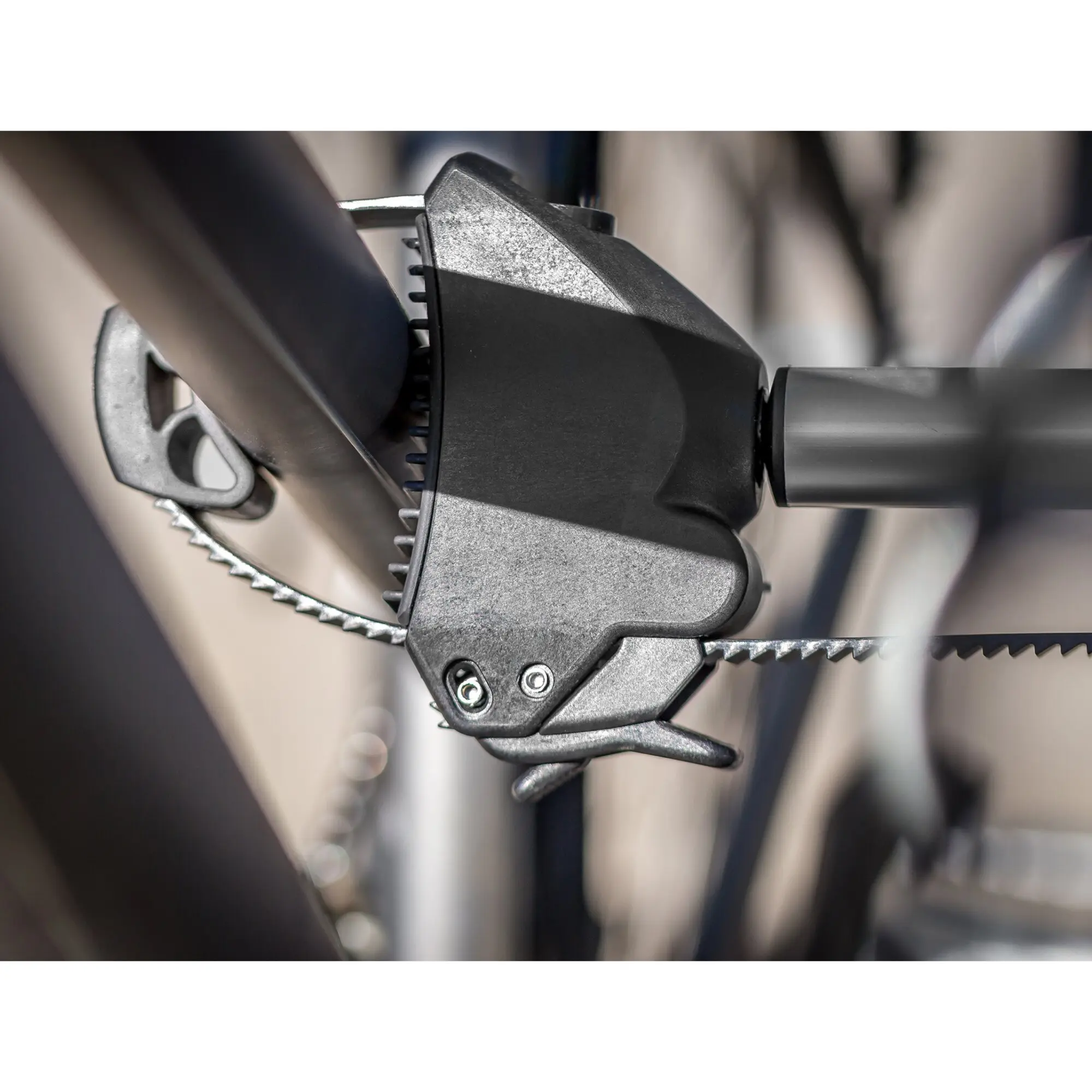 Detail des Verriegelungsmechanismus am Fahrradträger Anhängerkupplung ProBC2, schwarzer Kunststoffteil mit gezackter Zahnstange und Metallbolzen