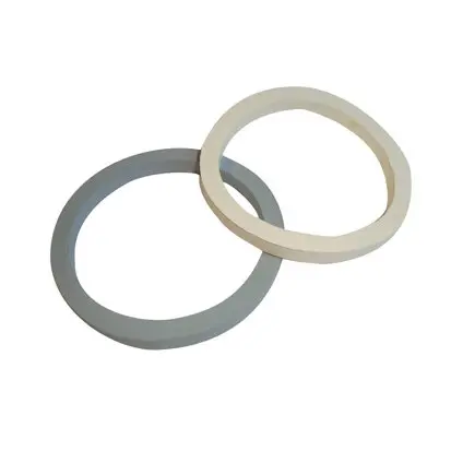 Zwei flache Gummi-Ringe in Grau-Blau und Beige liegen überlappend, sichtbar als Zeltspannring-Teile