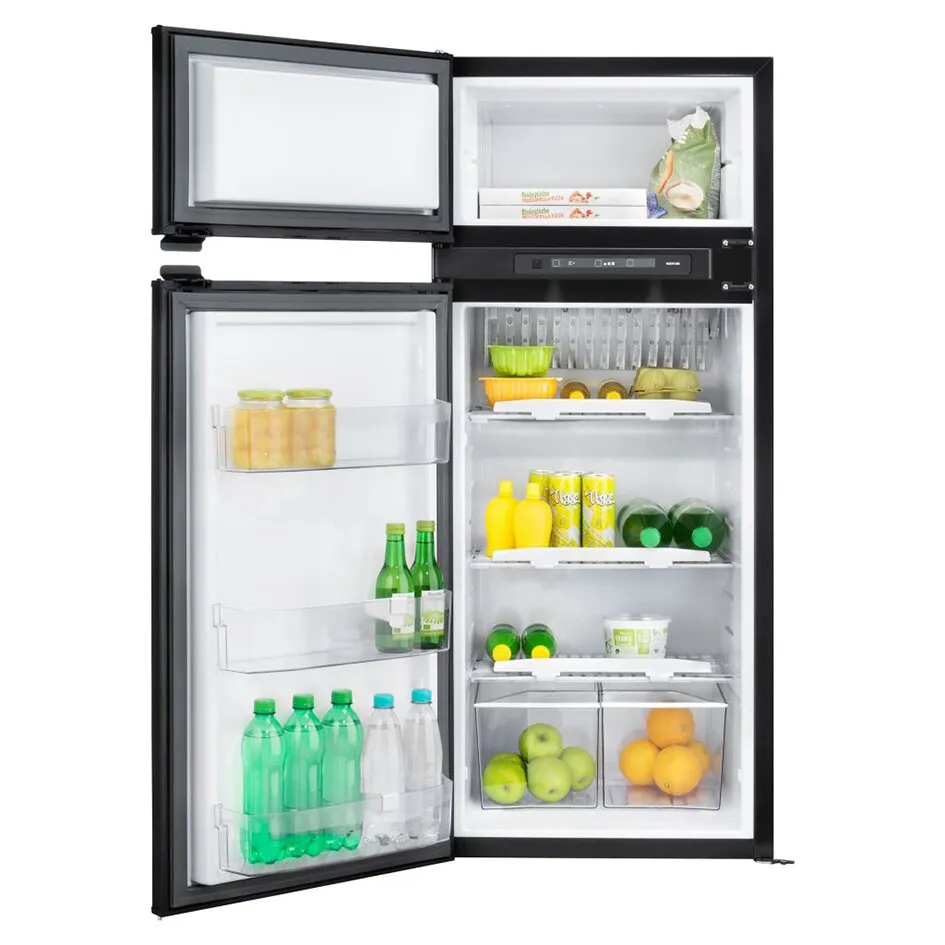 Schwarzer Kühlschrank N4145 A mit geöffnetem Gefrier- und Kühlbereich, LCD-Bedienfeld, Getränken, Obst und Lebensmitteln