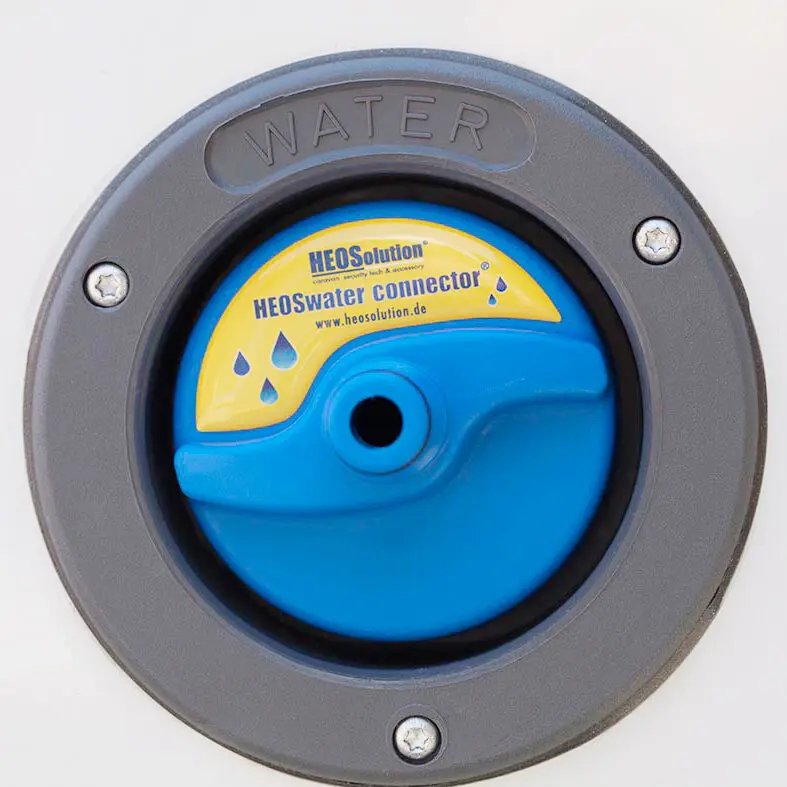 Runder grauer Wassertankdeckel HEOSwater Connector 5251 mit blauem Verschluss, gelbem HEOSolution-Aufkleber und drei Schrauben