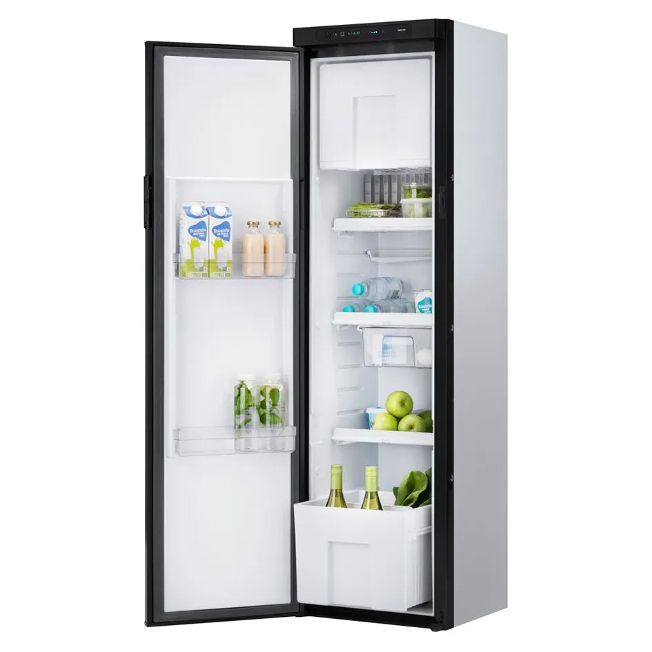 Schwarzer Kühlschrank N4142 A mit geöffneter Tür, gefülltem Innenraum, LCD-Bedienfeld und weißen Ablagen
