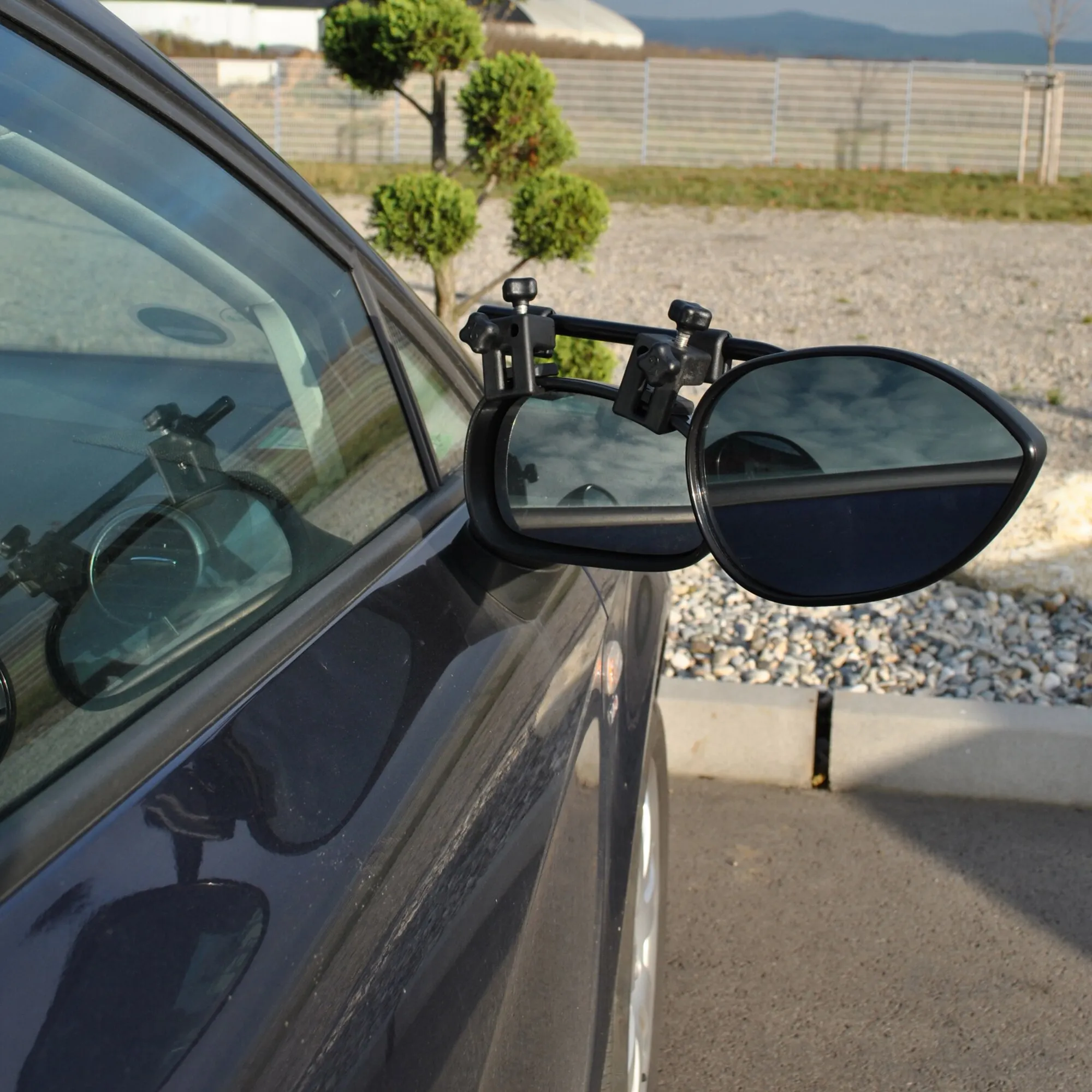 Schwarzes Caravanspiegel Aero 4 Mirror Flat am Seitenspiegel eines Autos montiert, mit verstellbarer Halterung