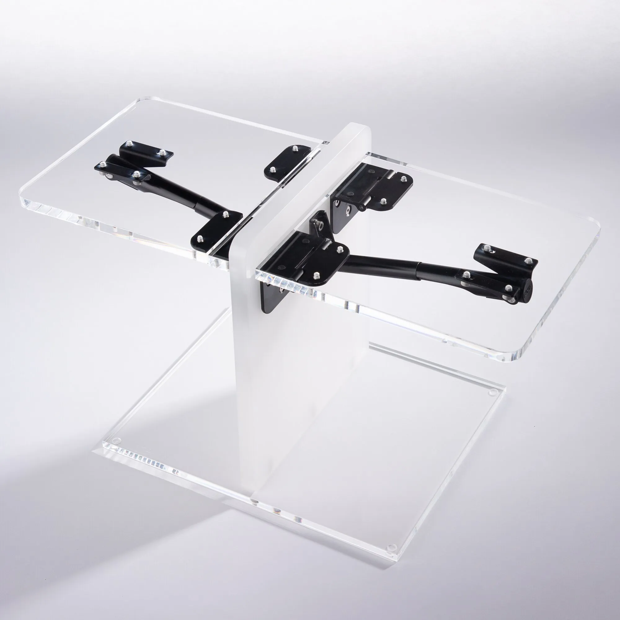 Transparentes Tischplattenhalter-Set mit vier Acrylglasplatten und schwarzen Metallhalterungen an einer weißen Mittelsäule