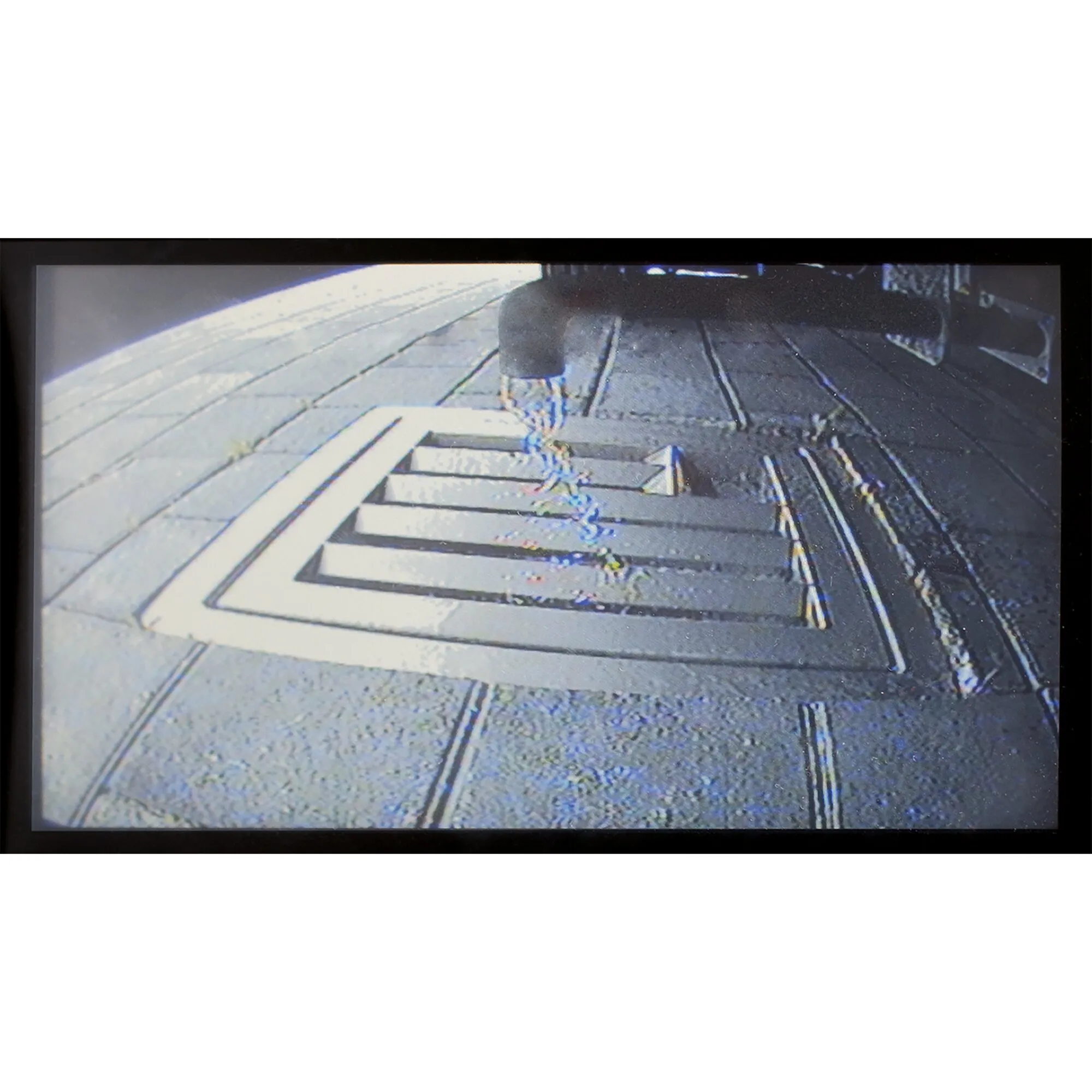 Monitoransicht der Unterbodenkamera Safety CS105ULA mit sichtbaren Bauteilen und Leitungen am Unterboden eines Fahrzeugs