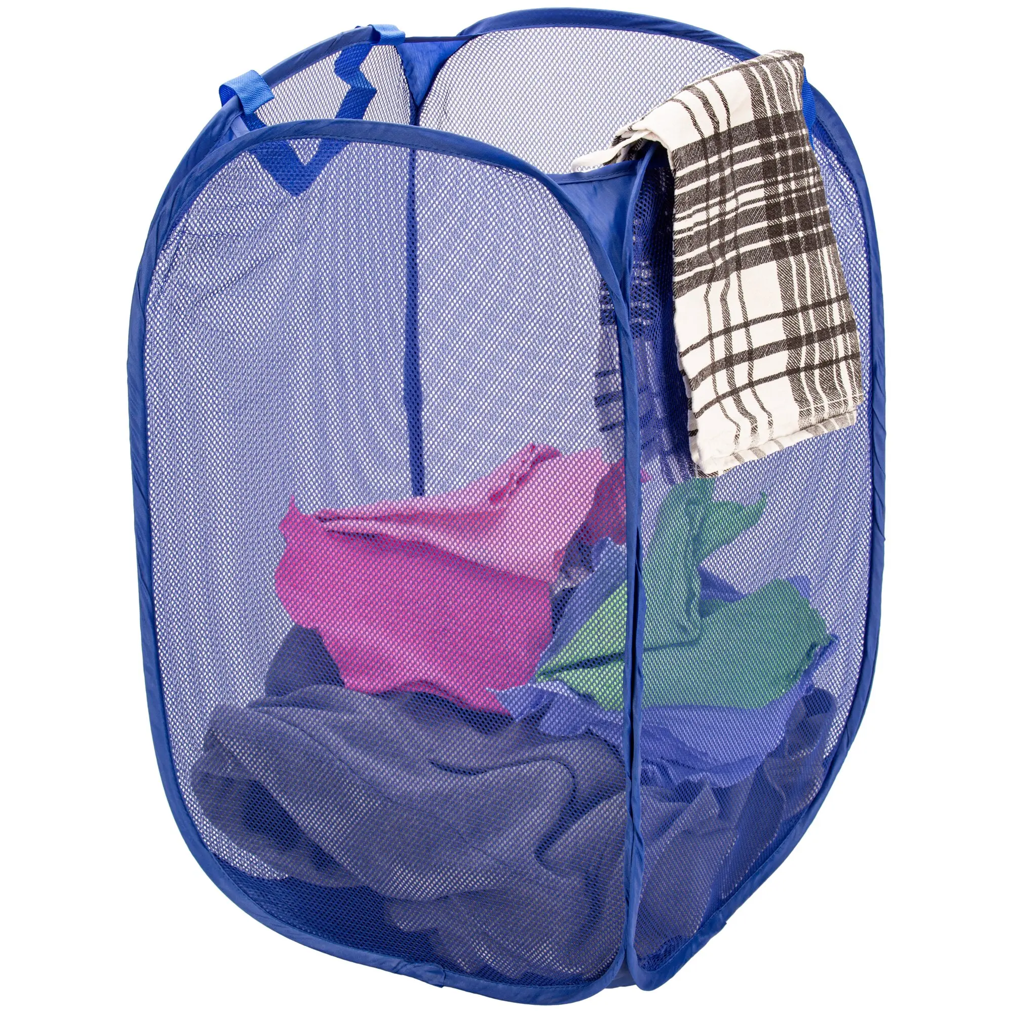 Blauer Pop-Up-Wäschekorb aus Netzgewebe, innen mit bunt gemischter Kleidung sichtbar, an der Seite ein kariertes Handtuch über dem Rand aufgehängt