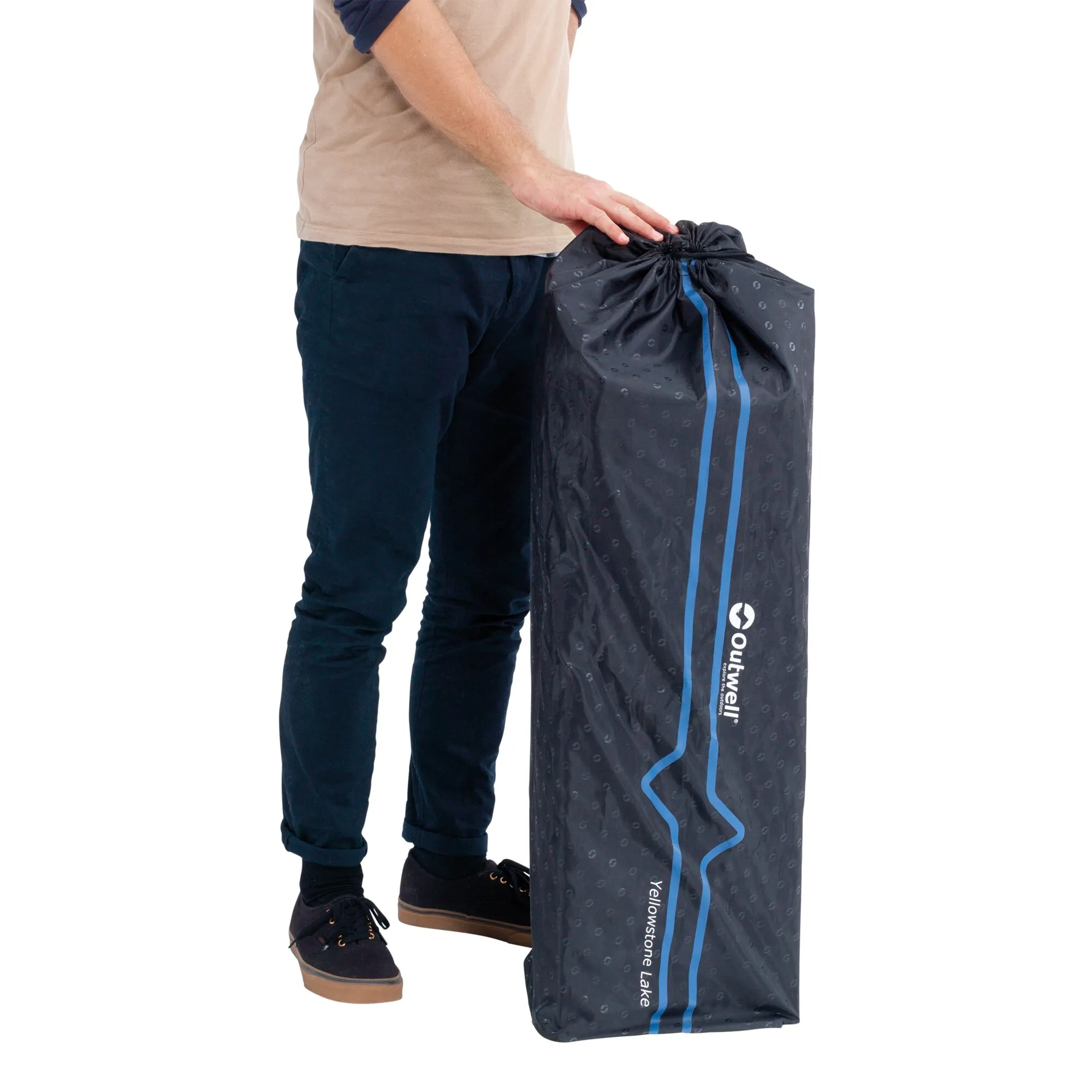 Person trägt eine schwarze Transporttasche mit blauem Design für den hohen Outwell-Campingstuhl der Möbelserie Lake