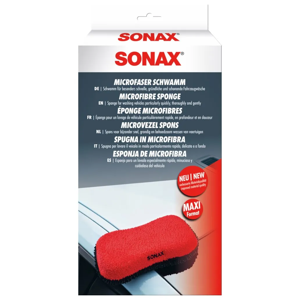 SONAX Microfaser-Schwamm in roter Maxi-Format-Ausführung auf einer Fahrzeugoberfläche, Verpackung mit mehrsprachiger Produktbezeichnung