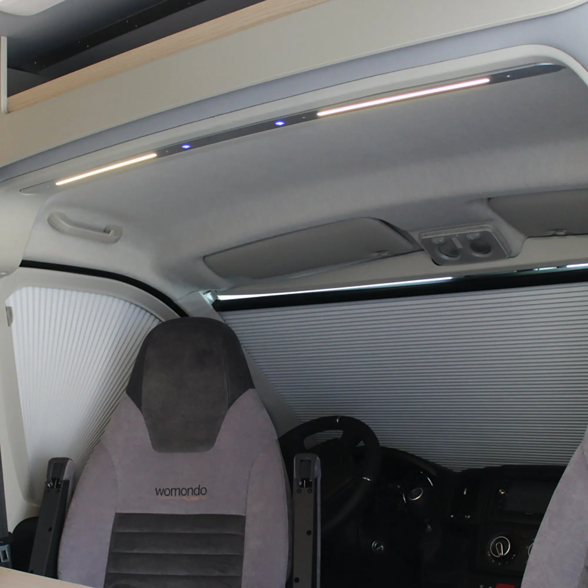 Fahrerhausbeleuchtung mit moderner LED-Technik in Silber; flache LED-Leiste am Dach, blaue Kontroll-LEDs, Lenkrad sichtbar, vordere Sitze