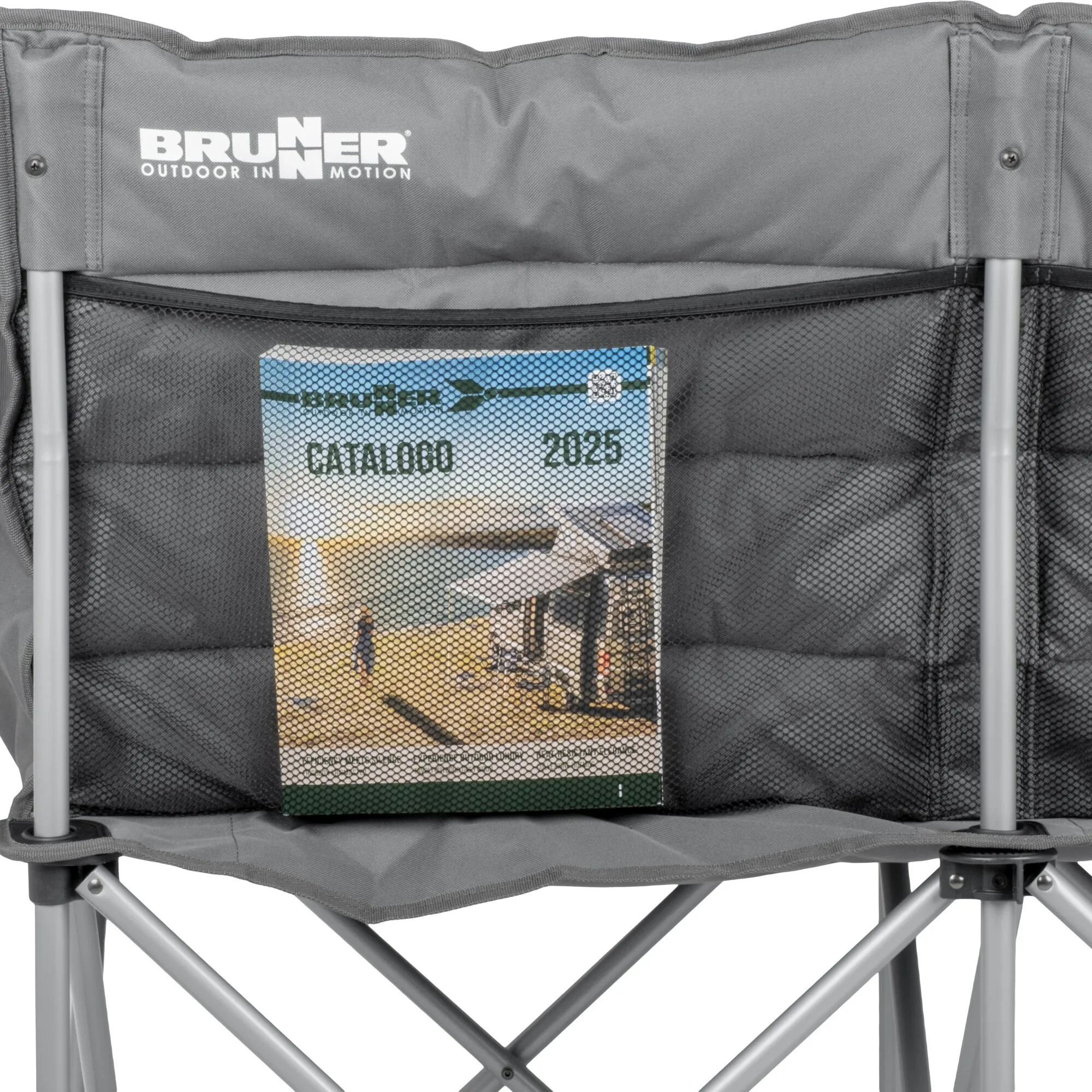 Nahaufnahme eines grauen Faltsofas Action Repose mit Brunner-Logo am Rückenbereich, Mesh-Netztasche mit Magazin sichtbar