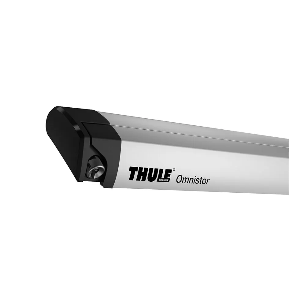 Thule Omnistor 6300 Markisenkasten in eloxiertem Anthrazit mit schwarzer Endkappe und sichtbarem Schloss, Detailansicht