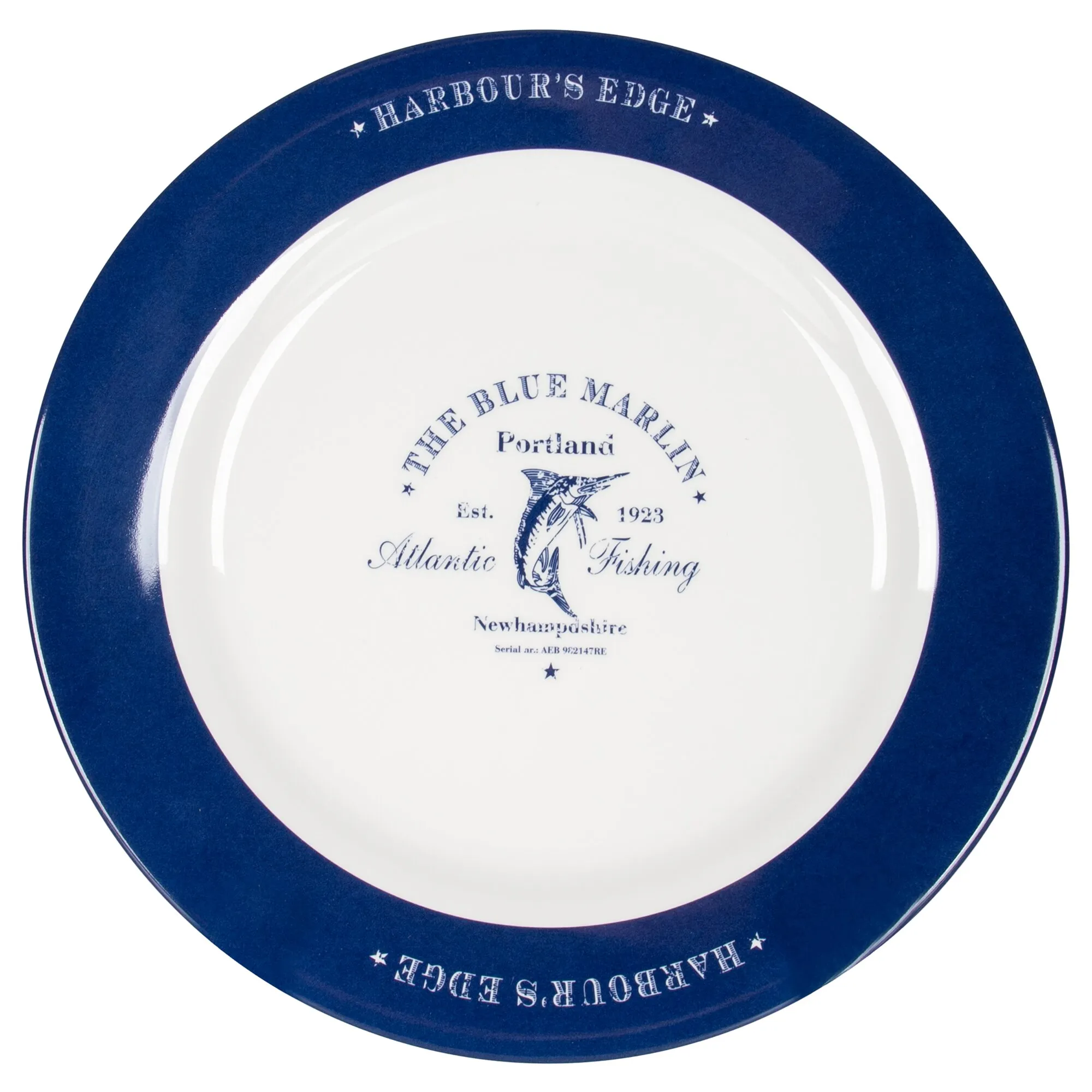 Runder weißer Porzellanteller des Geschirrsets Blue Marlin mit dunkelblauem Rand, Fischmotiv und Schriftzug Harbour’s Edge