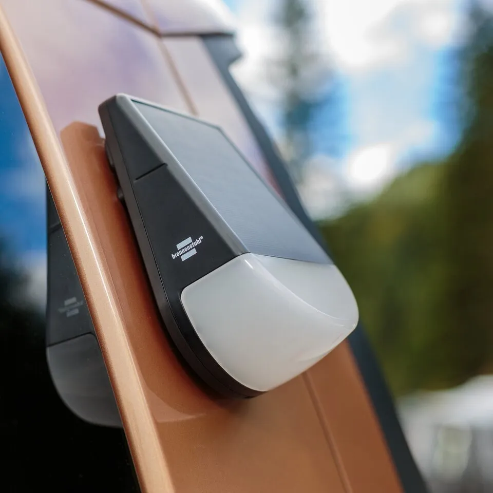 Brennenstuhl Akku-Outdoor-Solarlampe KL 300 AS mit Solarpanel und weißem Leuchtfeld an einer Dachrinne befestigt
