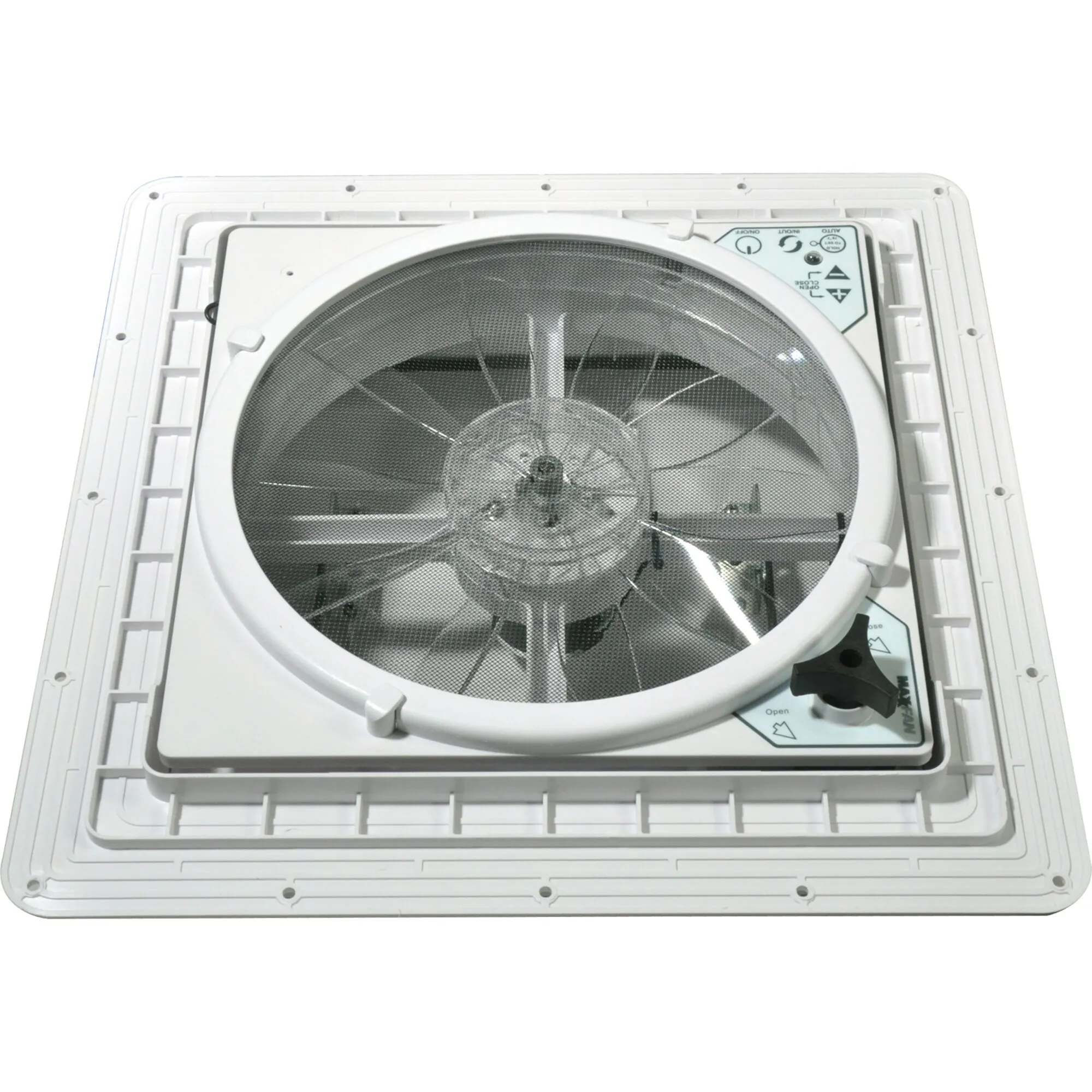 Klarer weißer Dachventilator MaxxFan Deluxe mit rundem Schutzgitter, sichtbaren Ventilatorflügeln und Bedienknopf in quadratischem Rahmen