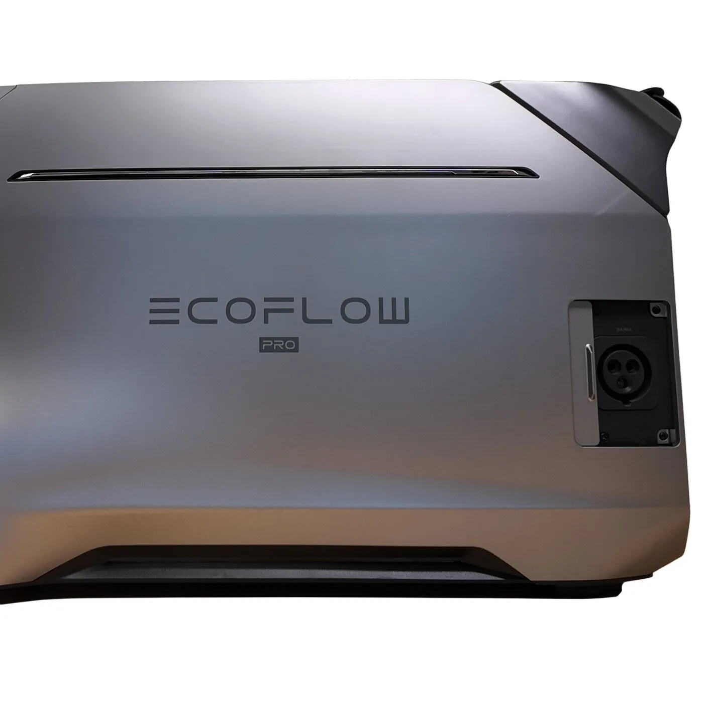 Seitenansicht einer grauen EcoFlow Powerstation mit PRO-Logo und seitlichem Steckdosen-Modul mit runder 3-Pin-Buchse