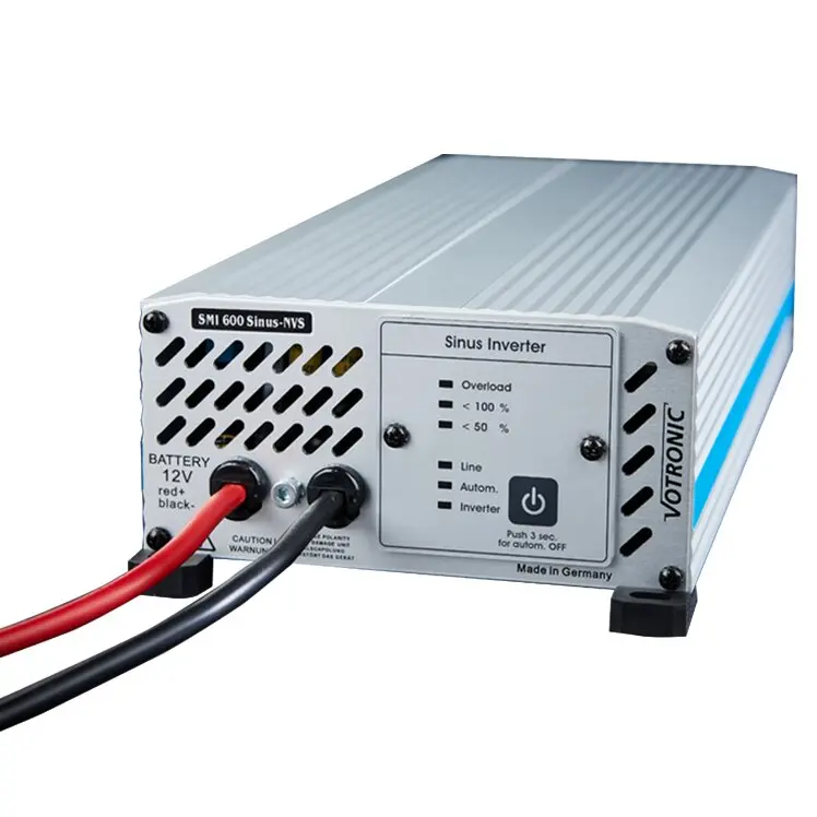Quaderförmiger silberner Sinus-Wechselrichter, 600 W, rote und schwarze Batteriekabel angeschlossen, Frontplatte mit Beschriftung Sinus Inverter