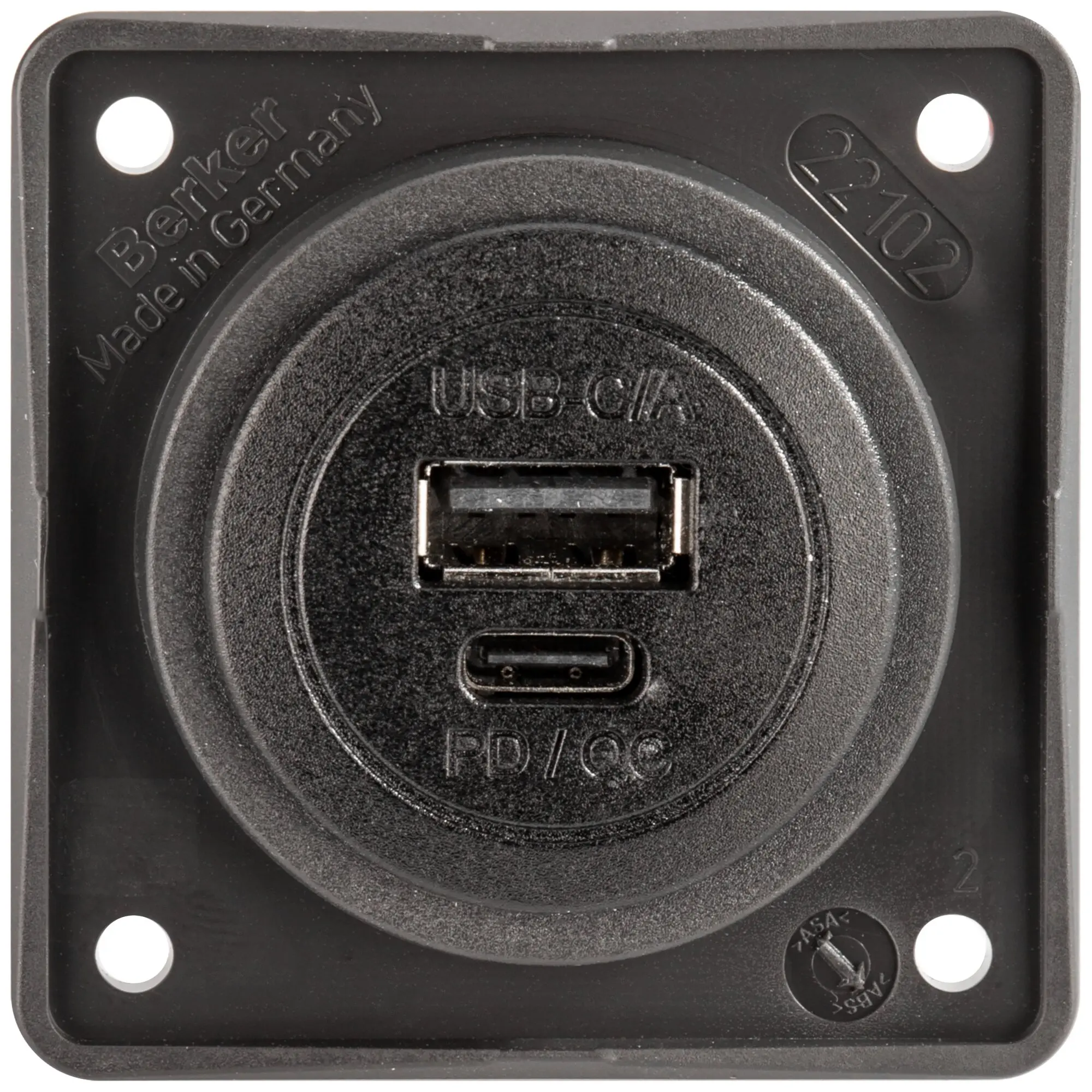 Schwarze USB-Wandsteckdose mit USB-A und USB-C Anschlüssen, rundem Bereich, Made in Germany-Aufdruck, vier Montageslöcher an den Ecken