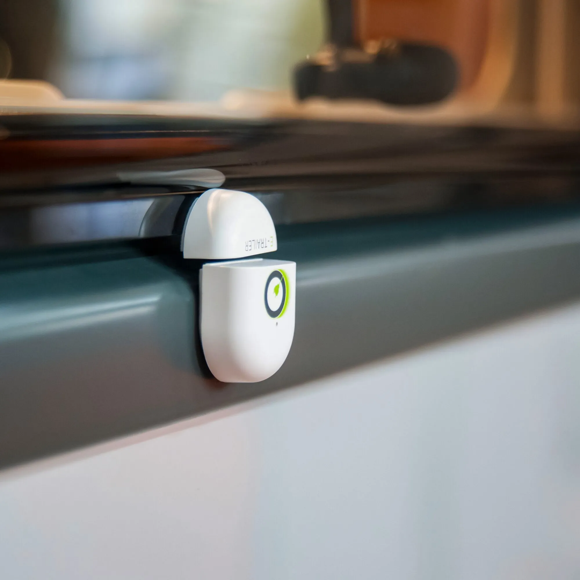 Weißer E-Switch Sensor zur Überwachung von Türen und Fenstern, als zweiteiliges Set an einer Kante angebracht