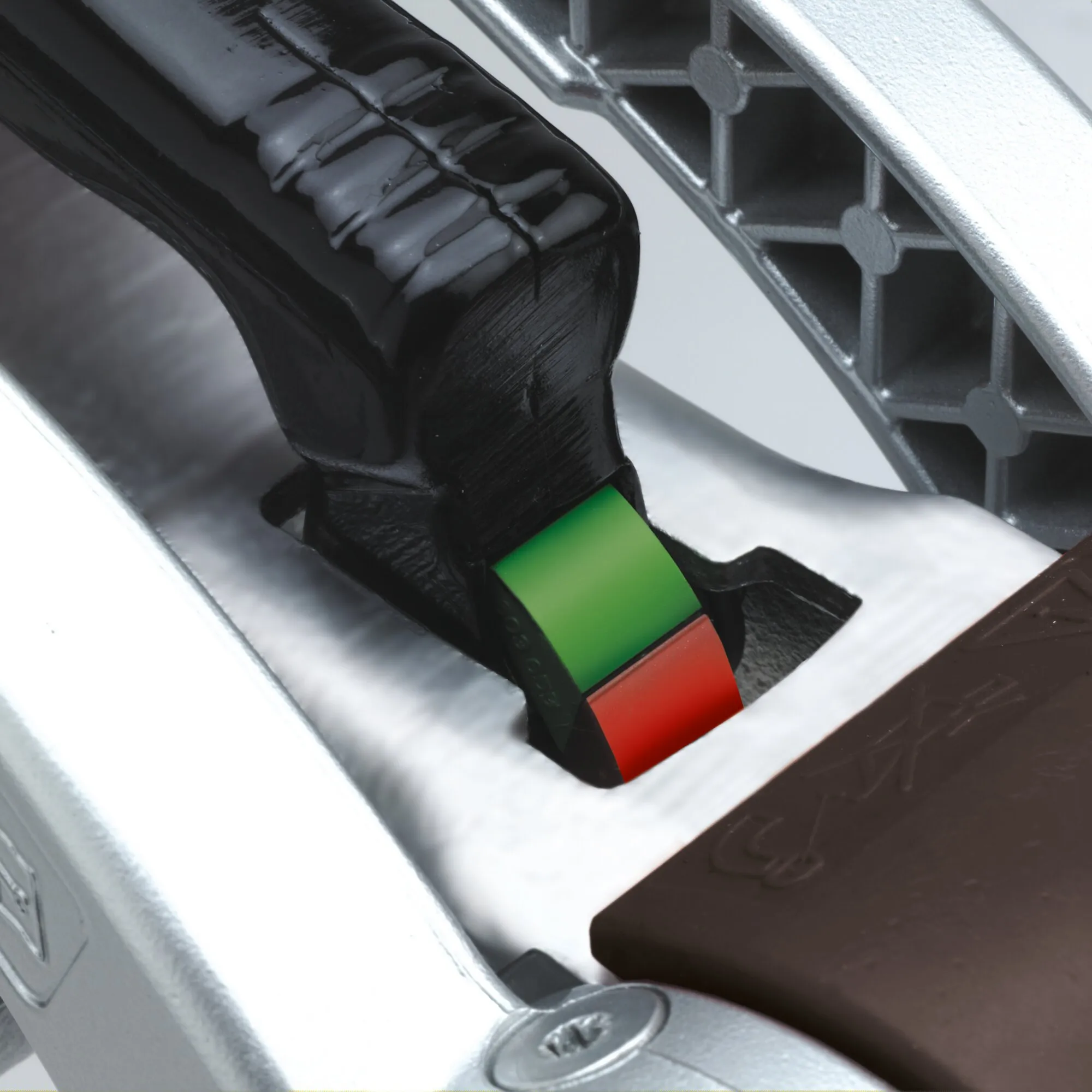 Detailaufnahme der schwarzen Sicherheitskupplung AKS 3004 mit grüner und roter Verschleißanzeige am silbernen Anhängerhals