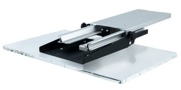 TV-Auszug für Oberschrank Flex CFA103H mit schwarzer Auszugsmechanik, silbernen Führungsschienen und transparenten Acrylplatten