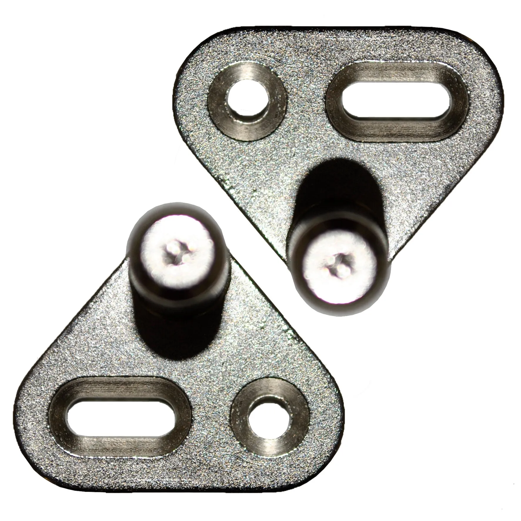 Metallischer Schließbolzen mit zwei silbernen Montageplatten, Langlöchern, Bohrungen und schwarzen zylindrischen Bolzen mit Torxschrauben