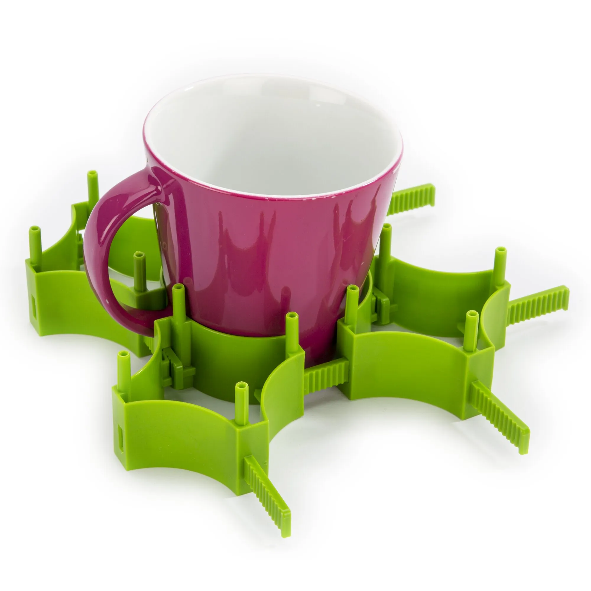 Grüner Alleshalter aus Kunststoff mit verstellbaren Haltebügeln, der eine pinke Tasse sicher umschließt