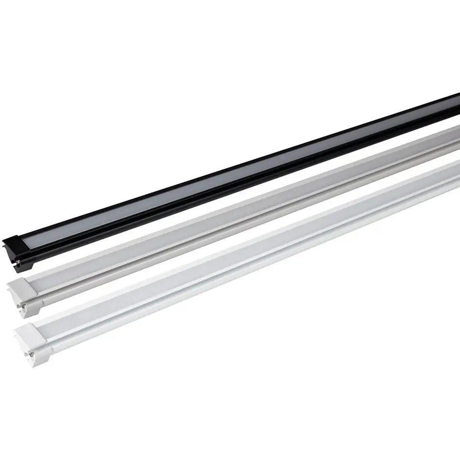 Mehrere lange Zelt- und LED-Schienen aus eloxiertem Aluminium in schwarzer und silberner Ausführung mit sichtbaren Endstücken
