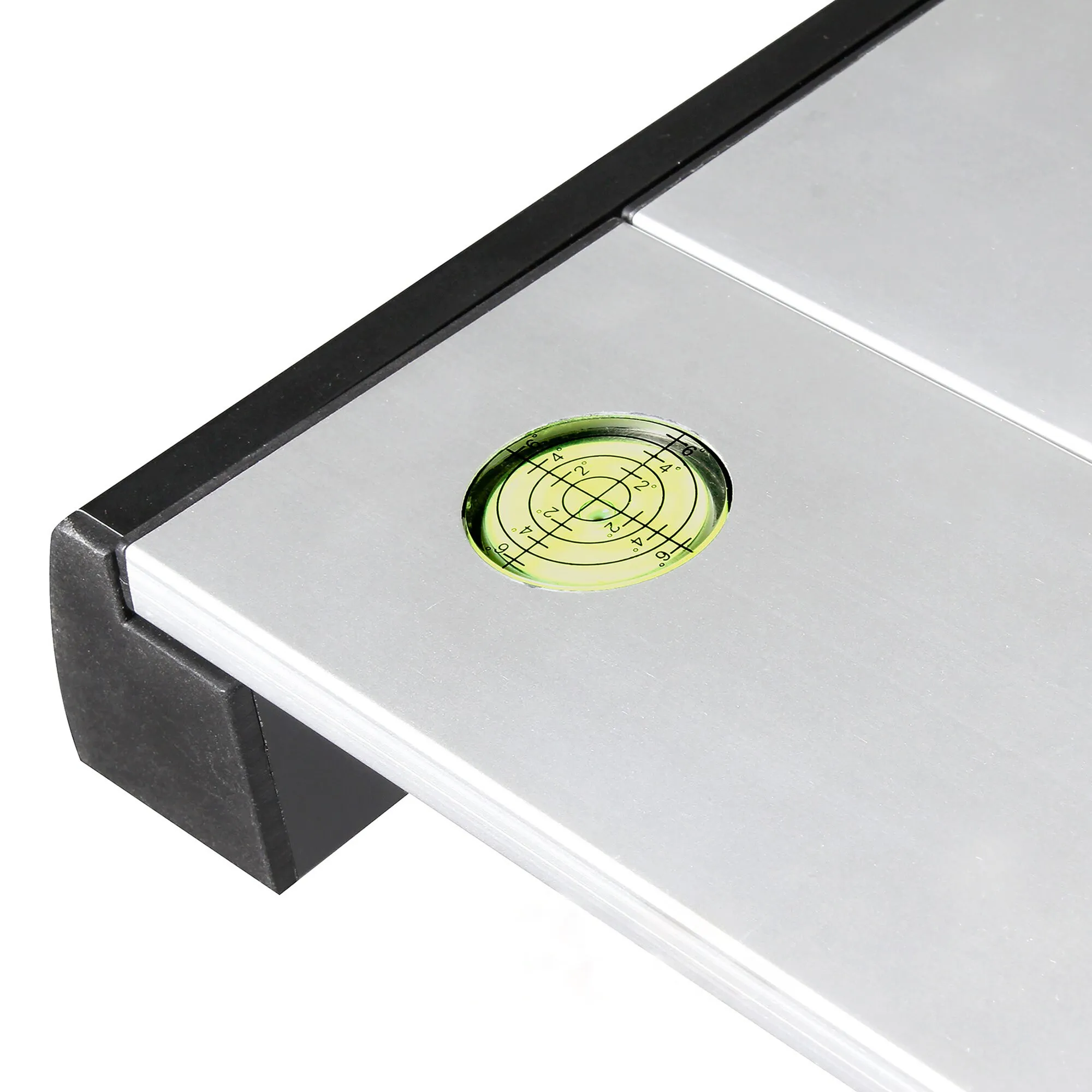 Detailaufnahme des silbernen Rolltischs Titanium Quadra Compack 4 mit schwarzem Rand und integrierter Libelle