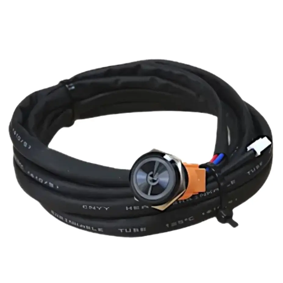 Geknickter schwarzer Kabelstrang, vorn runder Sensor im grauen Gehäuse, orange Halterung, blaue und rote Leitungen, weißer Stecker