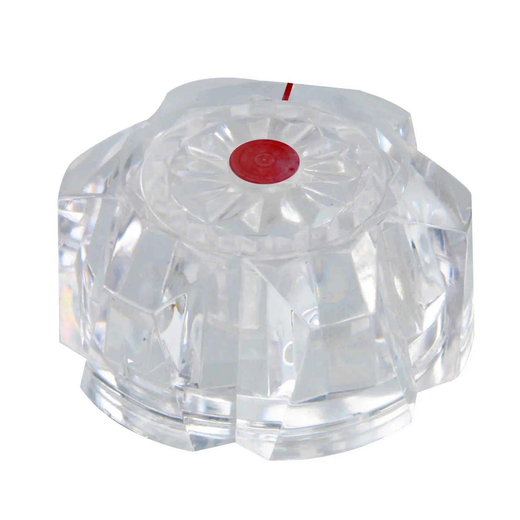 Transparenter, facettierter Drehknopf Reich De Luxe mit roter Markierung und rotem Mittelpunkt, freigestellt auf weißem Hintergrund