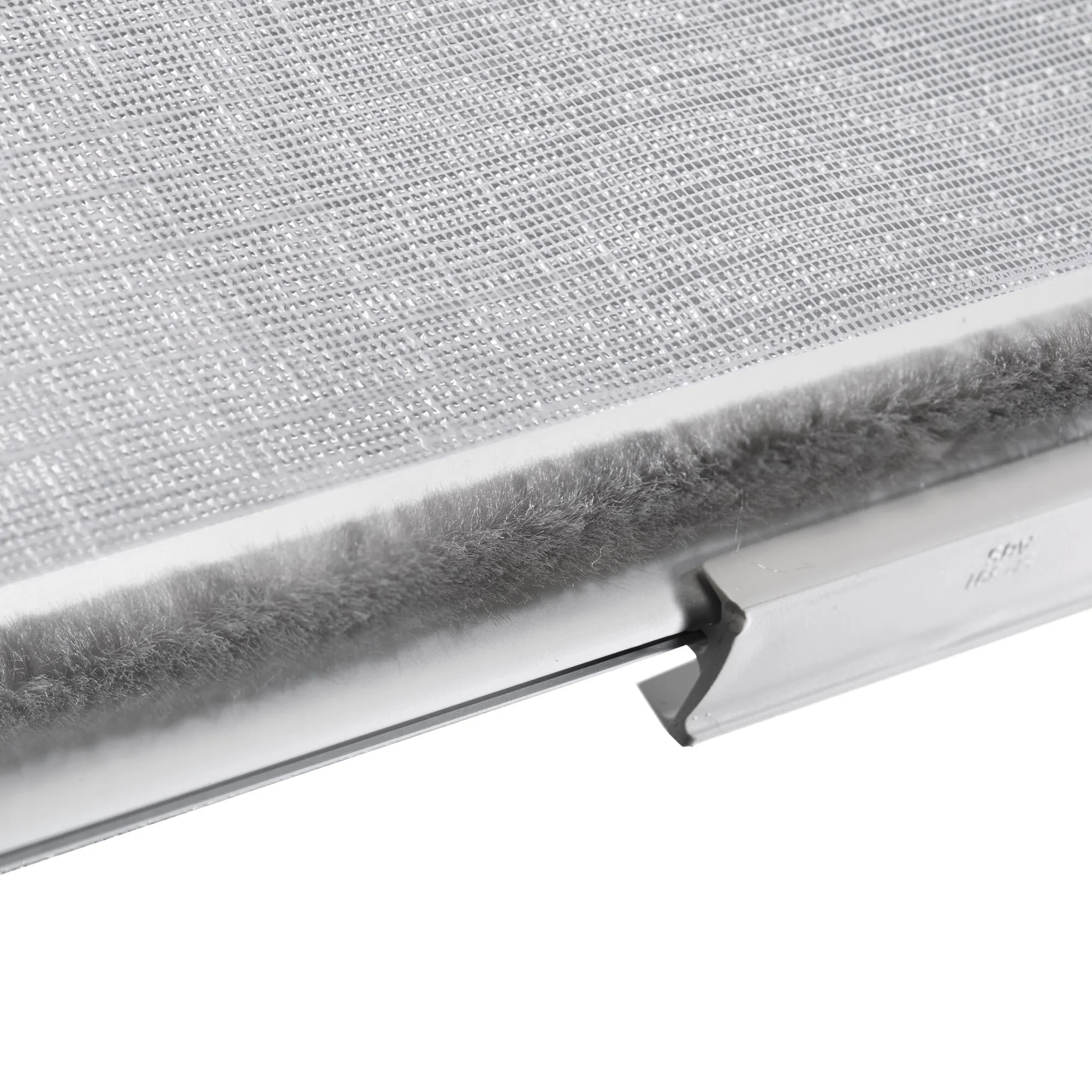 Detailaufnahme des weißen Dometic Rastrollo 3000 mit grauem Insektenschutzgewebe, Bürstendichtung und seitlicher Führungsschiene